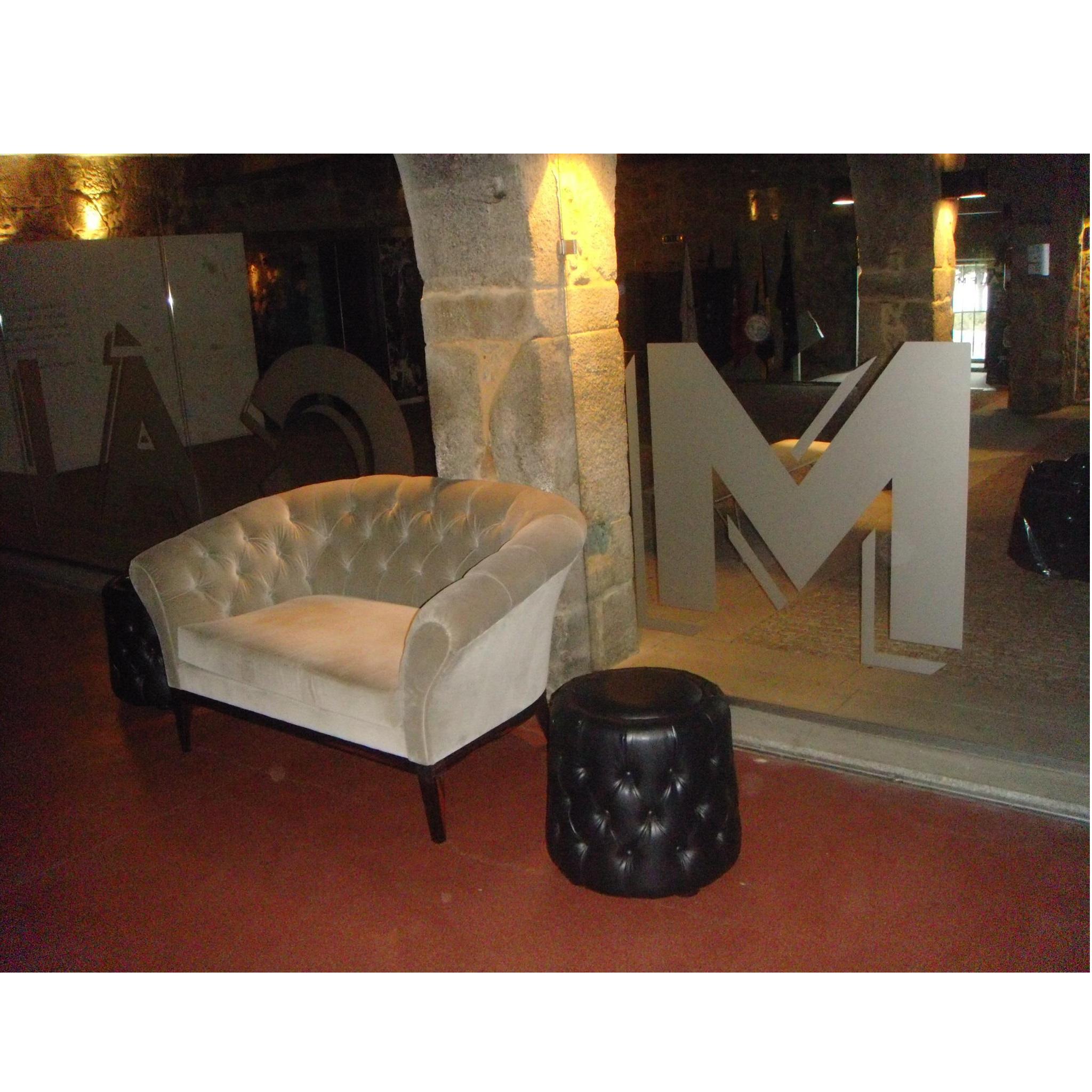 Loveseat contemporáneo de terciopelo con capitoné y botones Siglo XXI y contemporáneo en venta