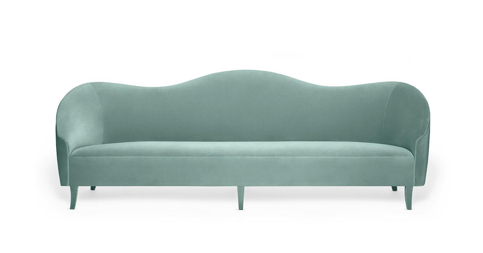 Dieses Sofa atmet das Erbe, indem es die Kurven und Silhouetten von Epochen mit unvergleichlicher Eleganz aufgreift. Die schlanken, geschwungenen Linien, die herrliche und gemütliche hohe Rückenlehne und die perfekt proportionierte Sitzfläche machen