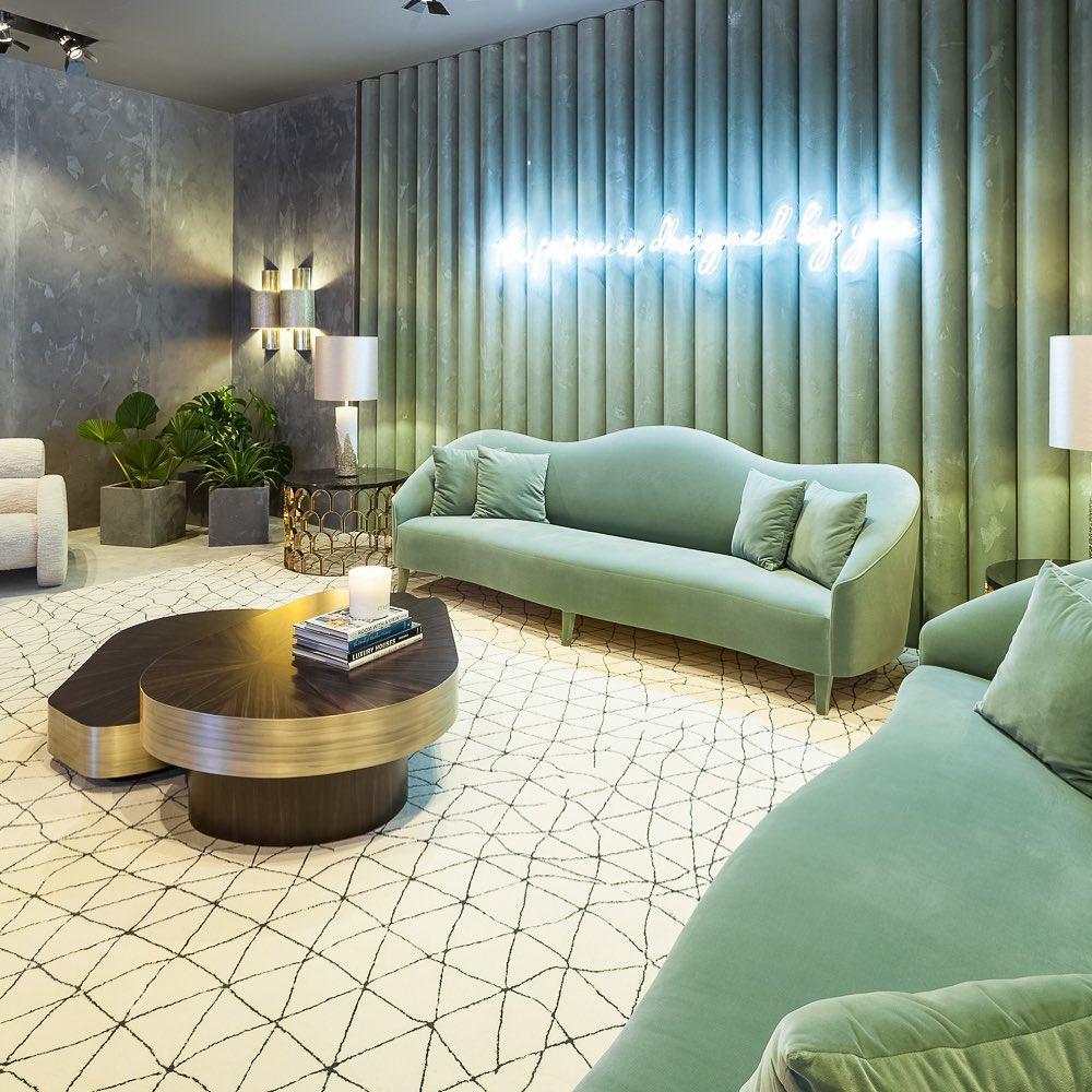 Zeitgenössisches Samt-Sofa mit geschwungener Silhouette im Zustand „Neu“ im Angebot in New York, NY