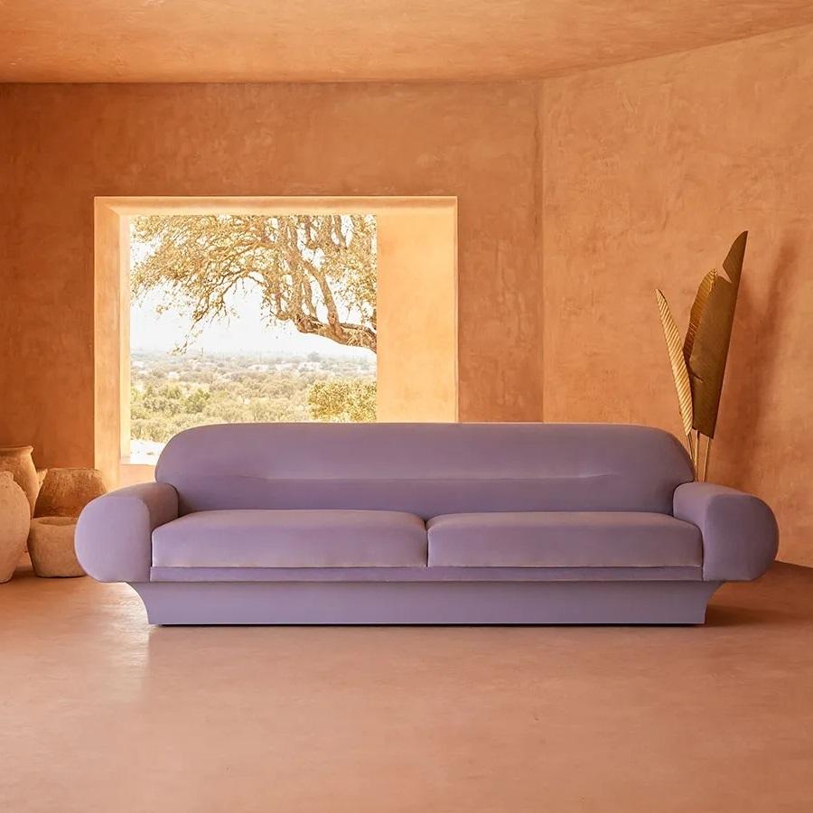 Zeitgenössisches Samt-Sofa mit übergroßen, geschwungenen Armlehnen im Angebot 2