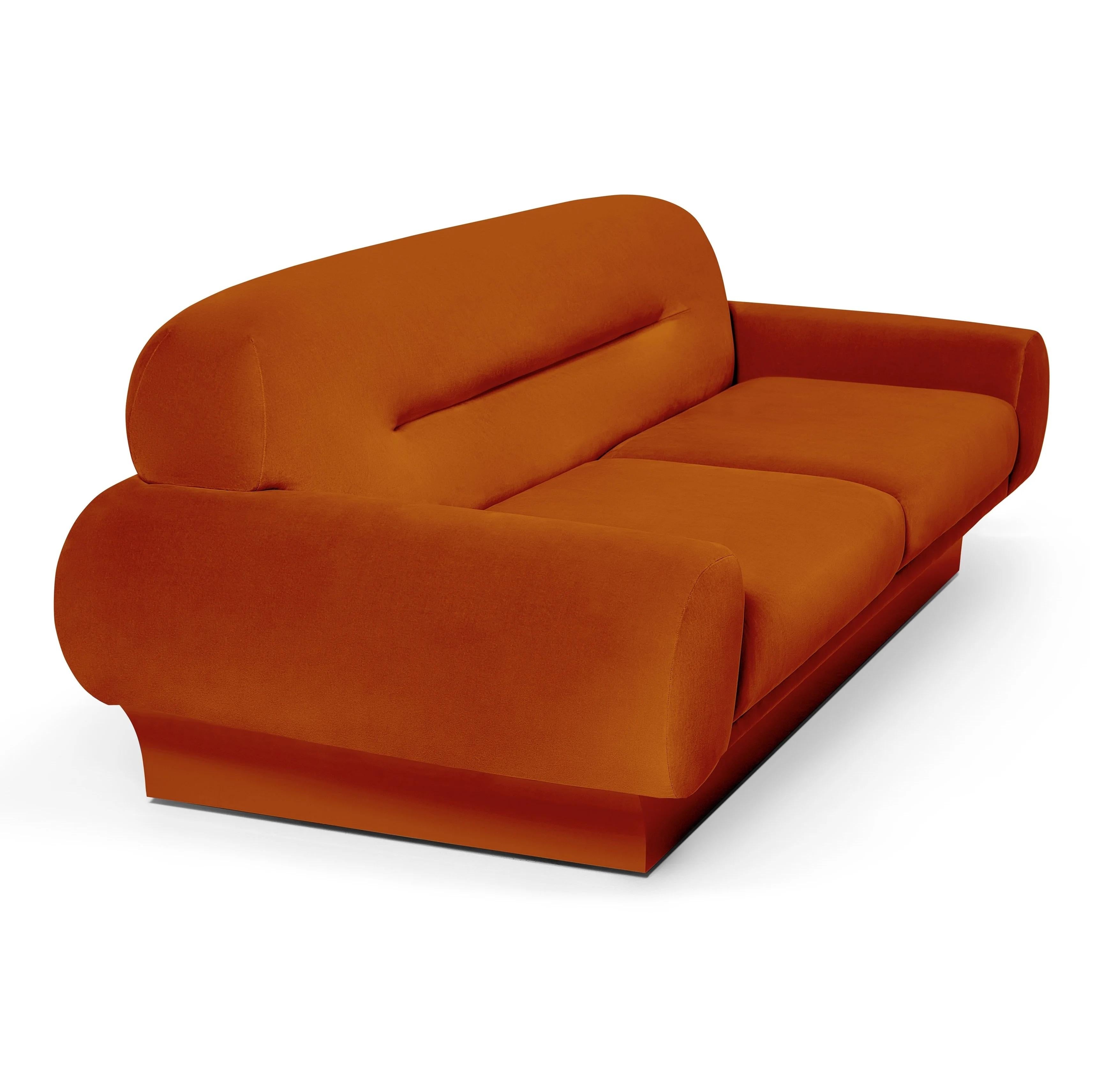 Dieses Sofa hat eine eindrucksvolle Silhouette. Die übergroßen, sanft geschwungenen Arm- und Rückenlehnen passen sowohl zu formellen als auch zu legeren Anlässen und sorgen für entspannten Komfort. Sie ist groß, kurvenreich und