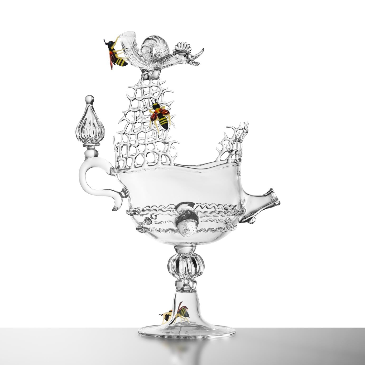 Cette exquise sculpture en verre borosilicate de l'artiste italien Simone Crestani présente un jeu magistral entre la structure et la vie. Le design présente un motif en nid d'abeille méticuleusement détaillé qui s'élève gracieusement à partir du