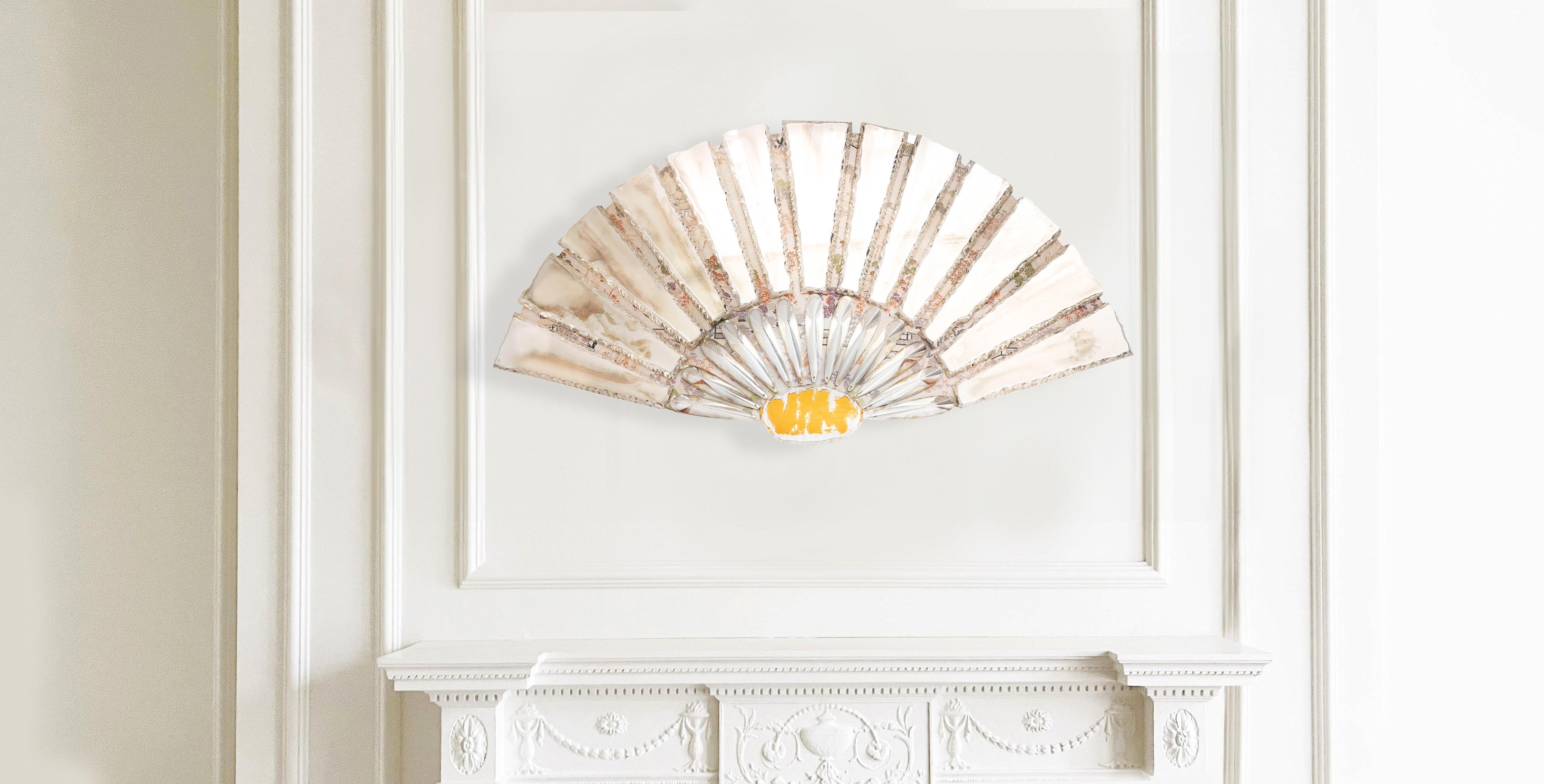 Zeitgenössischer Ventaglio-Spiegel, Wandventilator, versilberte Glasplatten, satinierter Seidenkimono im Angebot 3