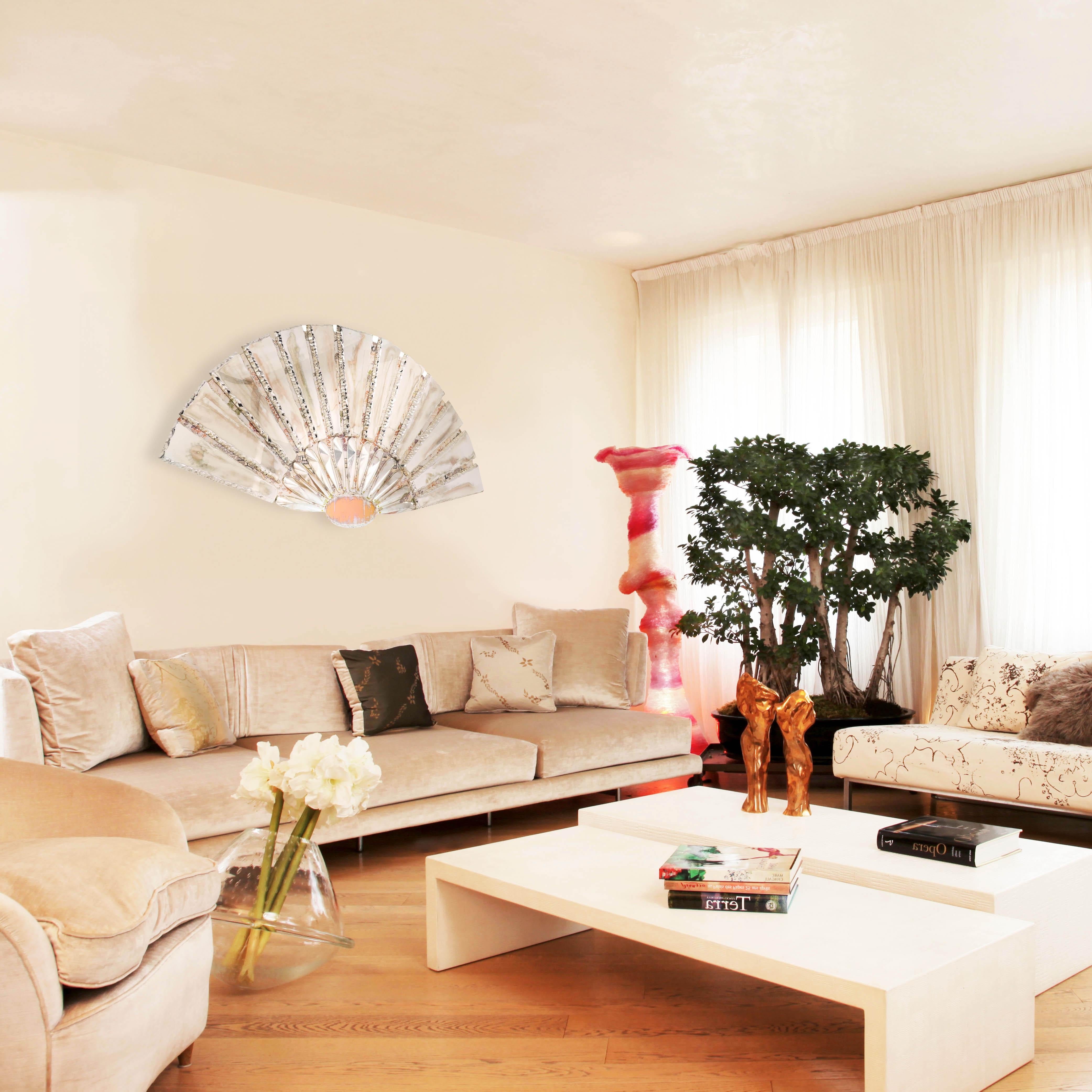 Zeitgenössischer Ventaglio-Spiegel, Wandventilator, versilberte Glasplatten, satinierter Seidenkimono im Angebot 4