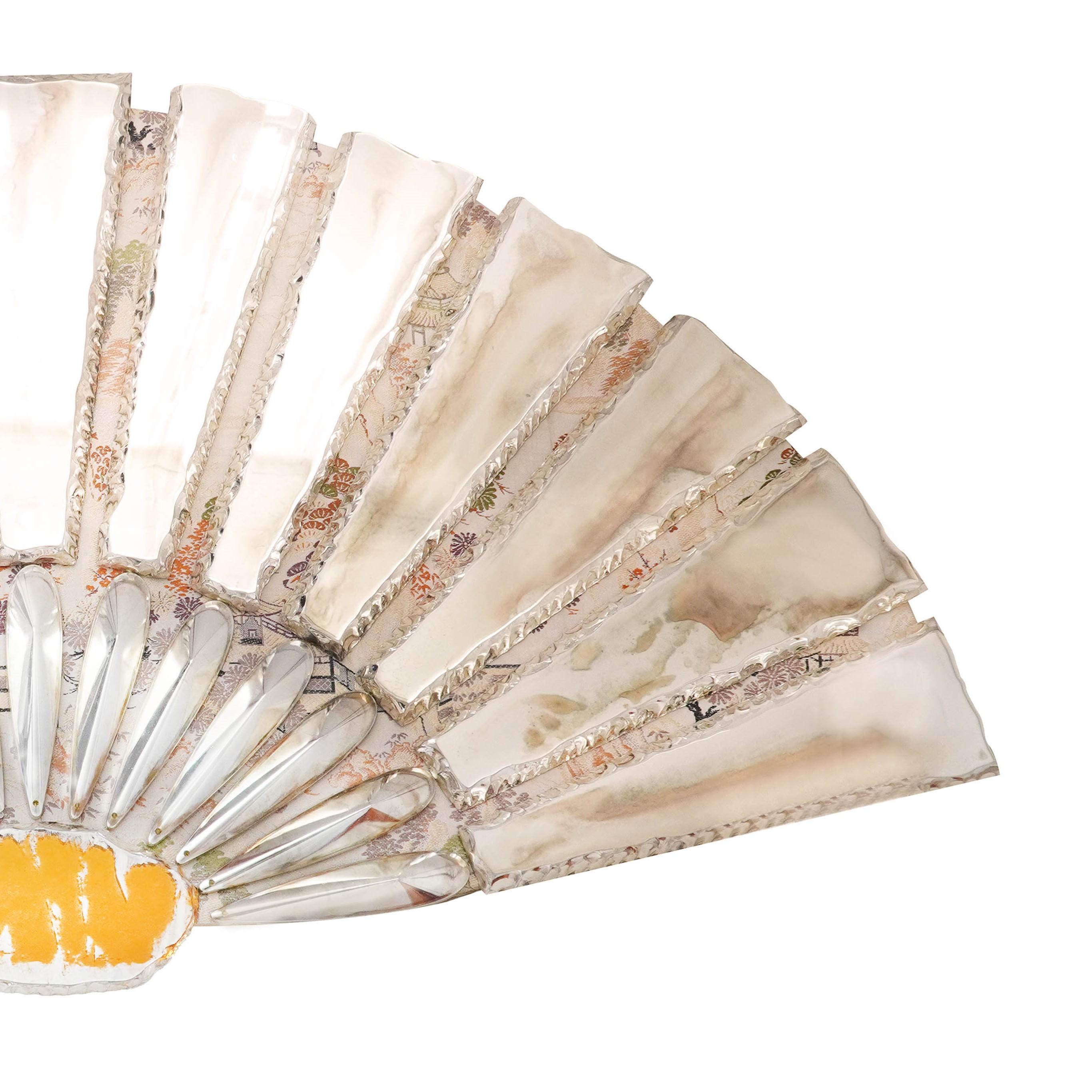 Zeitgenössischer Ventaglio-Spiegel, Wandventilator, versilberte Glasplatten, satinierter Seidenkimono (Moderne) im Angebot