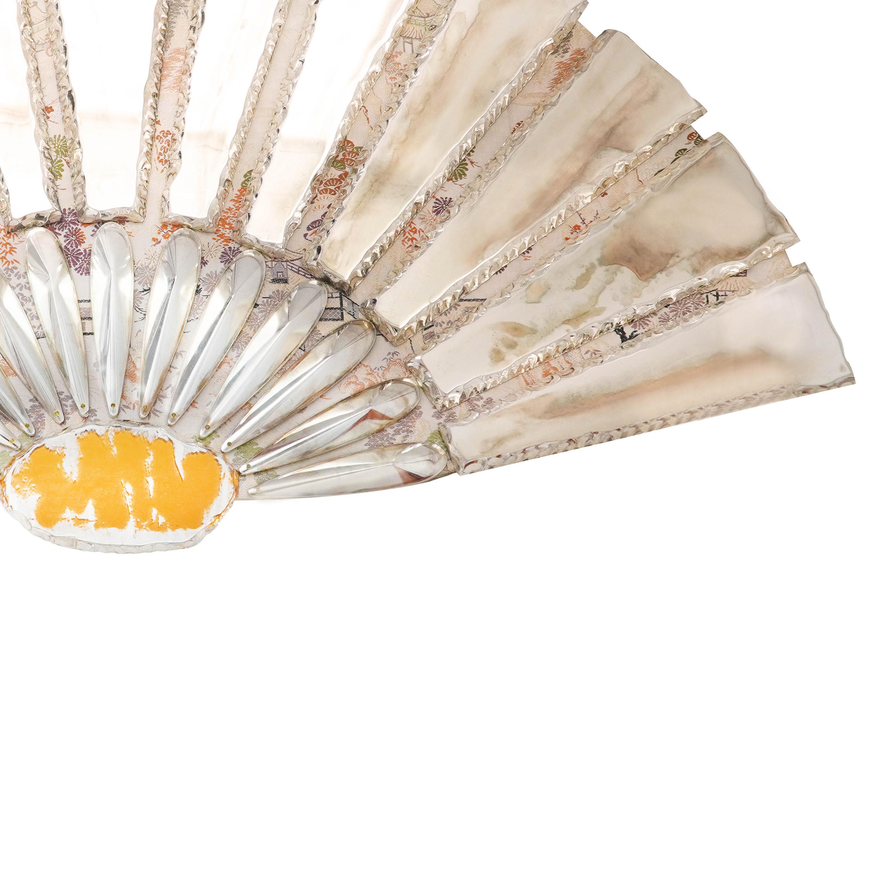 Zeitgenössischer Ventaglio-Spiegel, Wandventilator, versilberte Glasplatten, satinierter Seidenkimono (Italienisch) im Angebot