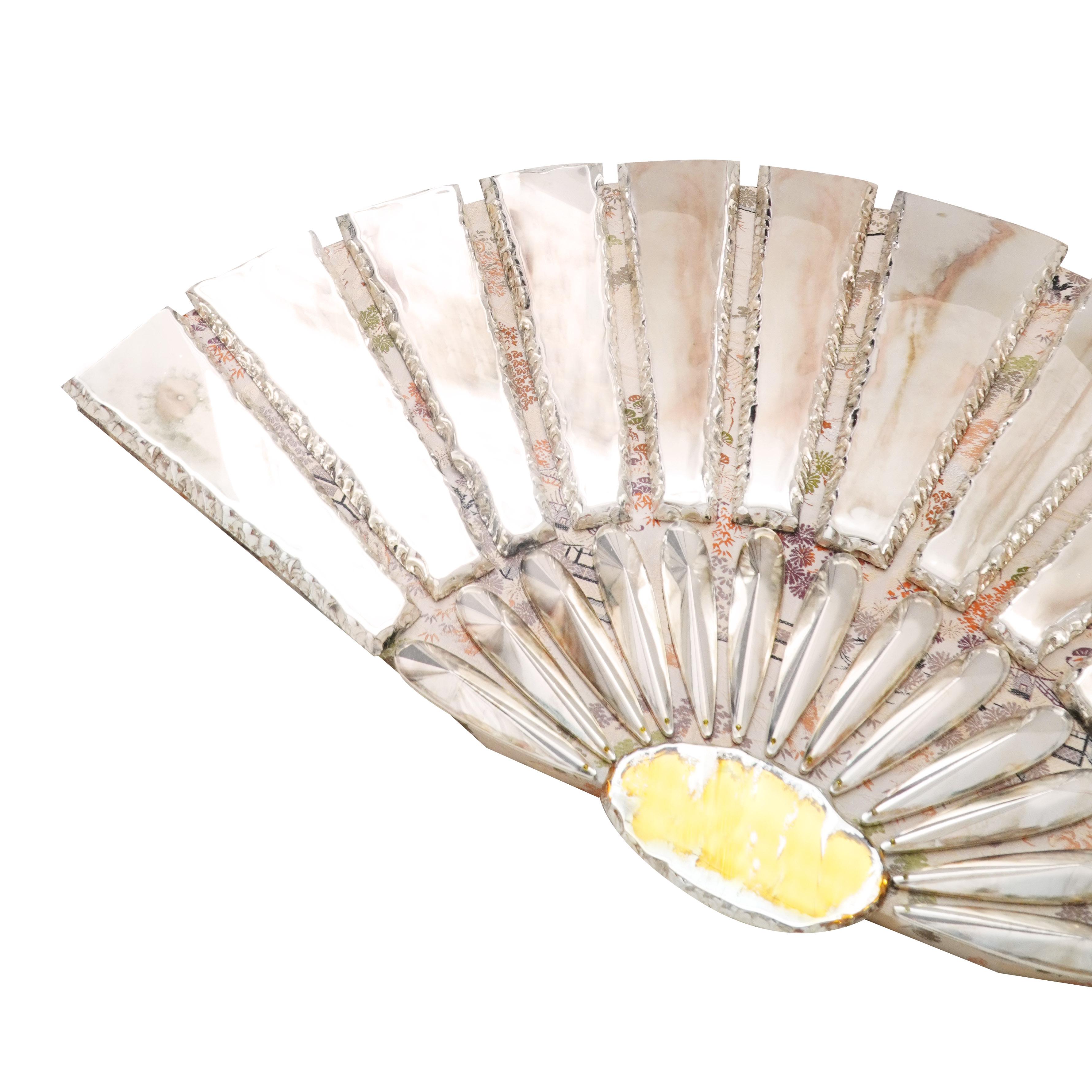 Zeitgenössischer Ventaglio-Spiegel, Wandventilator, versilberte Glasplatten, satinierter Seidenkimono im Angebot 2