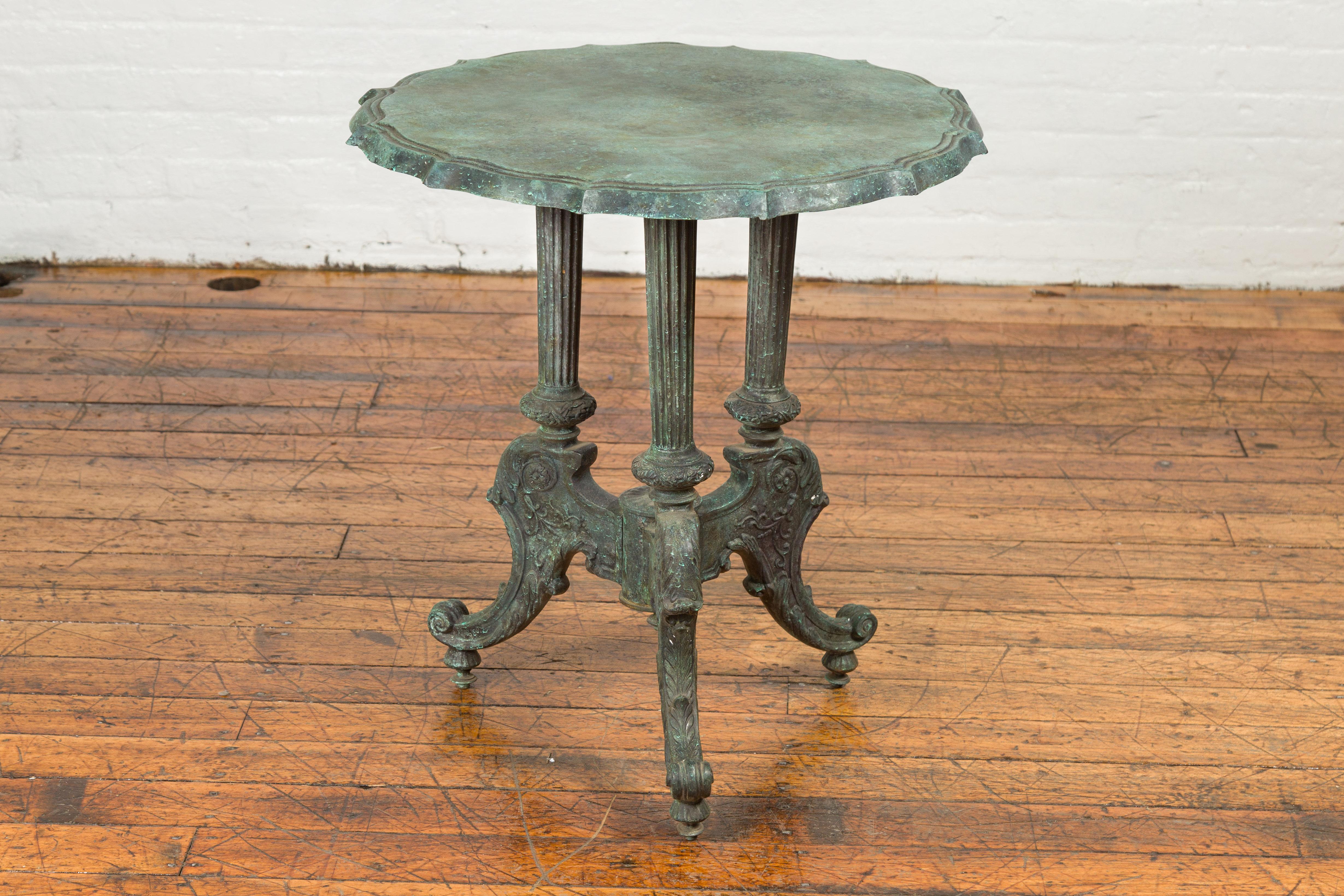 Classical Verde Bronze Round Pie Crust Top Table with Fluted Legs, Tripod Base In Good Condition In Yonkers, NY