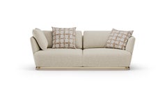 Divano Verona contemporaneo con dettagli in ottone, base in legno e tessuto beige