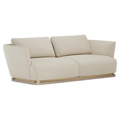 Divano Verona contemporaneo con dettagli in ottone, base in legno e tessuto beige