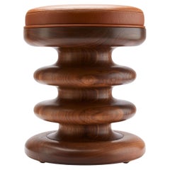 Contemporary Vertere Midi Hocker aus geöltem Nussbaum mit Sitzpolster aus kastanienfarbenem Leder