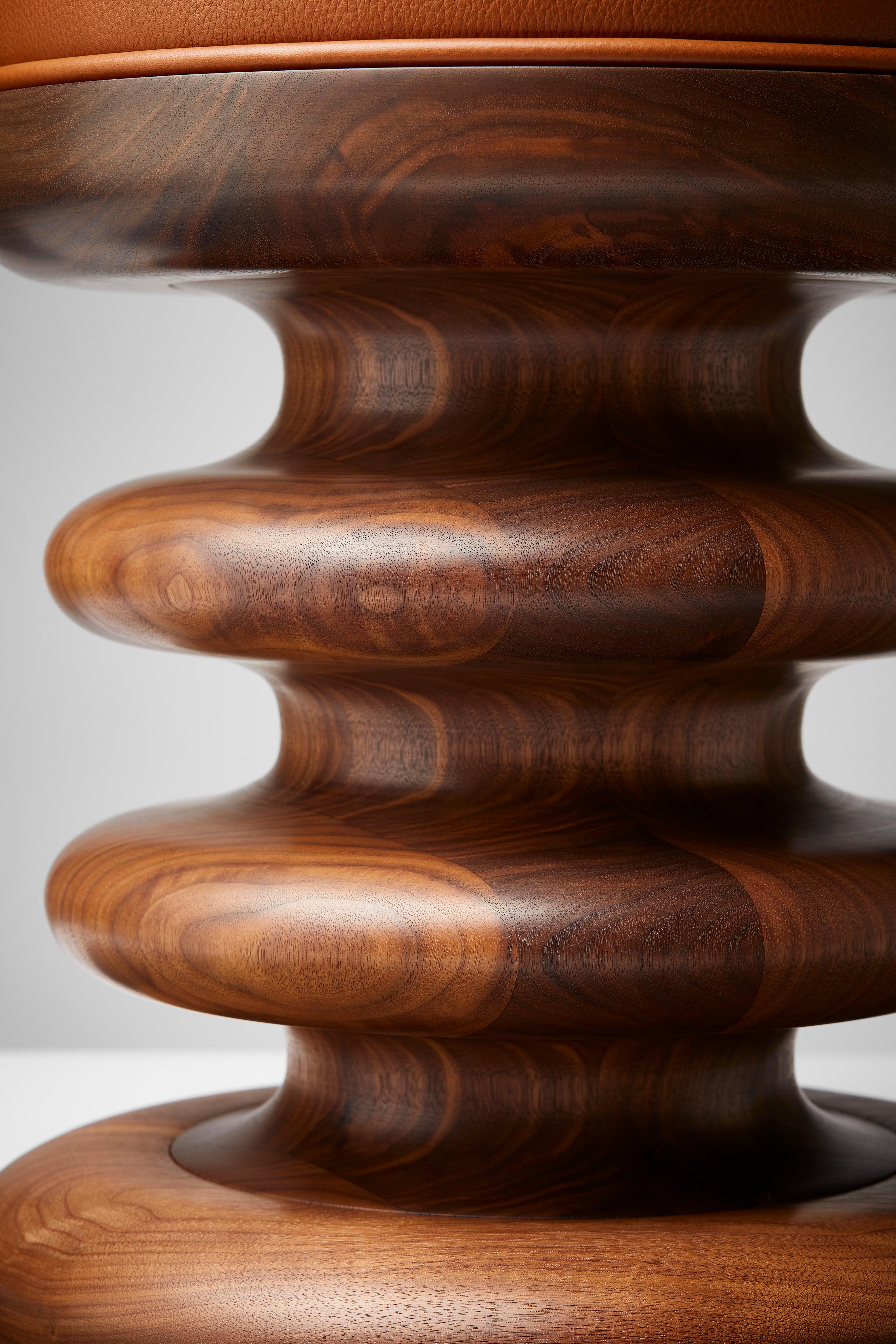 Contemporary Vertere Midi Hocker aus geöltem Nussbaum mit Sitzpolster aus kastanienfarbenem Leder (Moderne) im Angebot