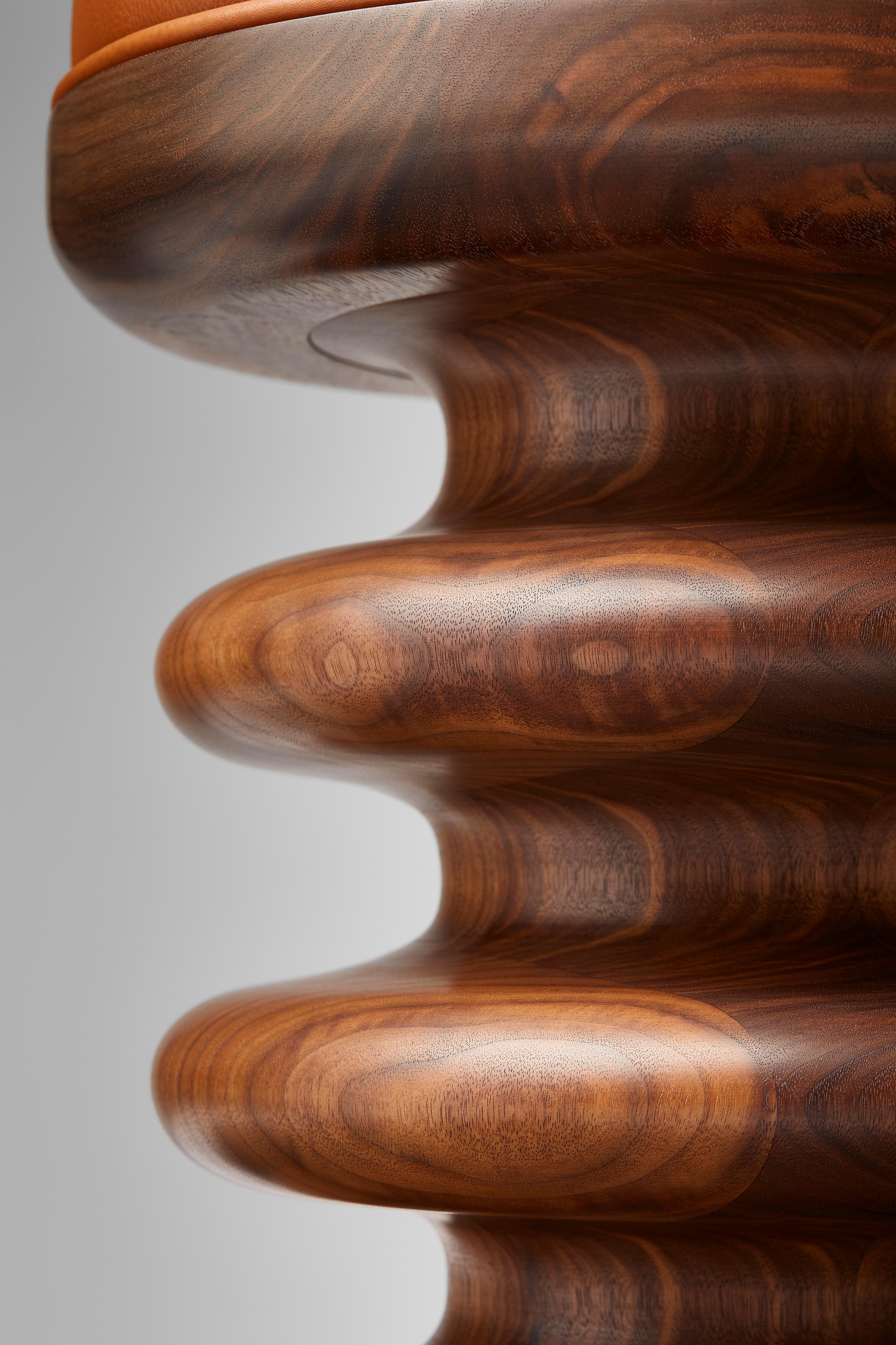Contemporary Vertere Midi Stool in Oiled Walnut with Chestnut Leather Seat Pad Inglés en venta