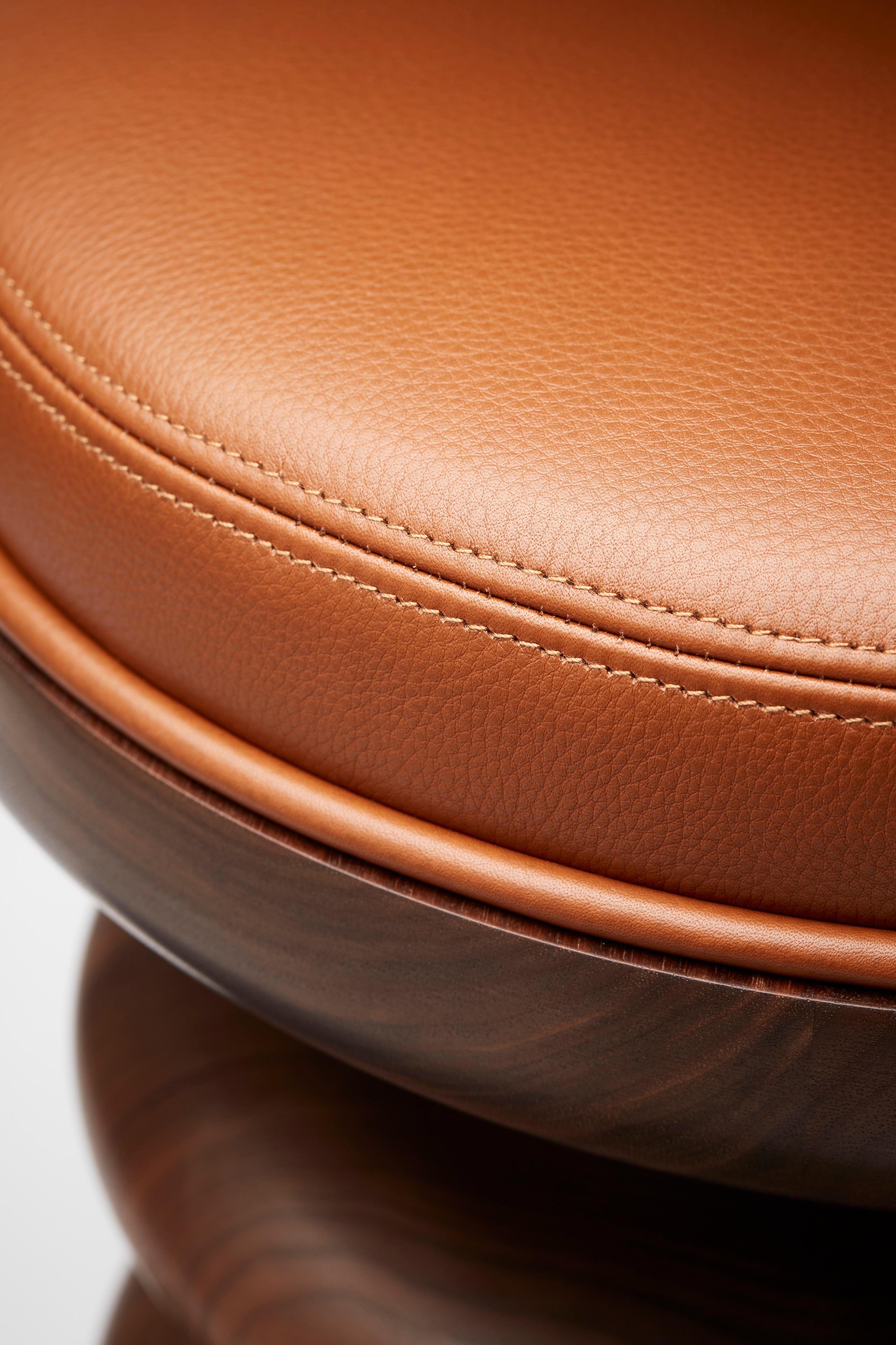 Contemporary Vertere Midi Hocker aus geöltem Nussbaum mit Sitzpolster aus kastanienfarbenem Leder (Geölt) im Angebot
