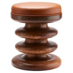 Contemporary Vertere Midi Hocker aus geöltem Nussbaum mit Sitzpolster aus kastanienfarbenem Leder