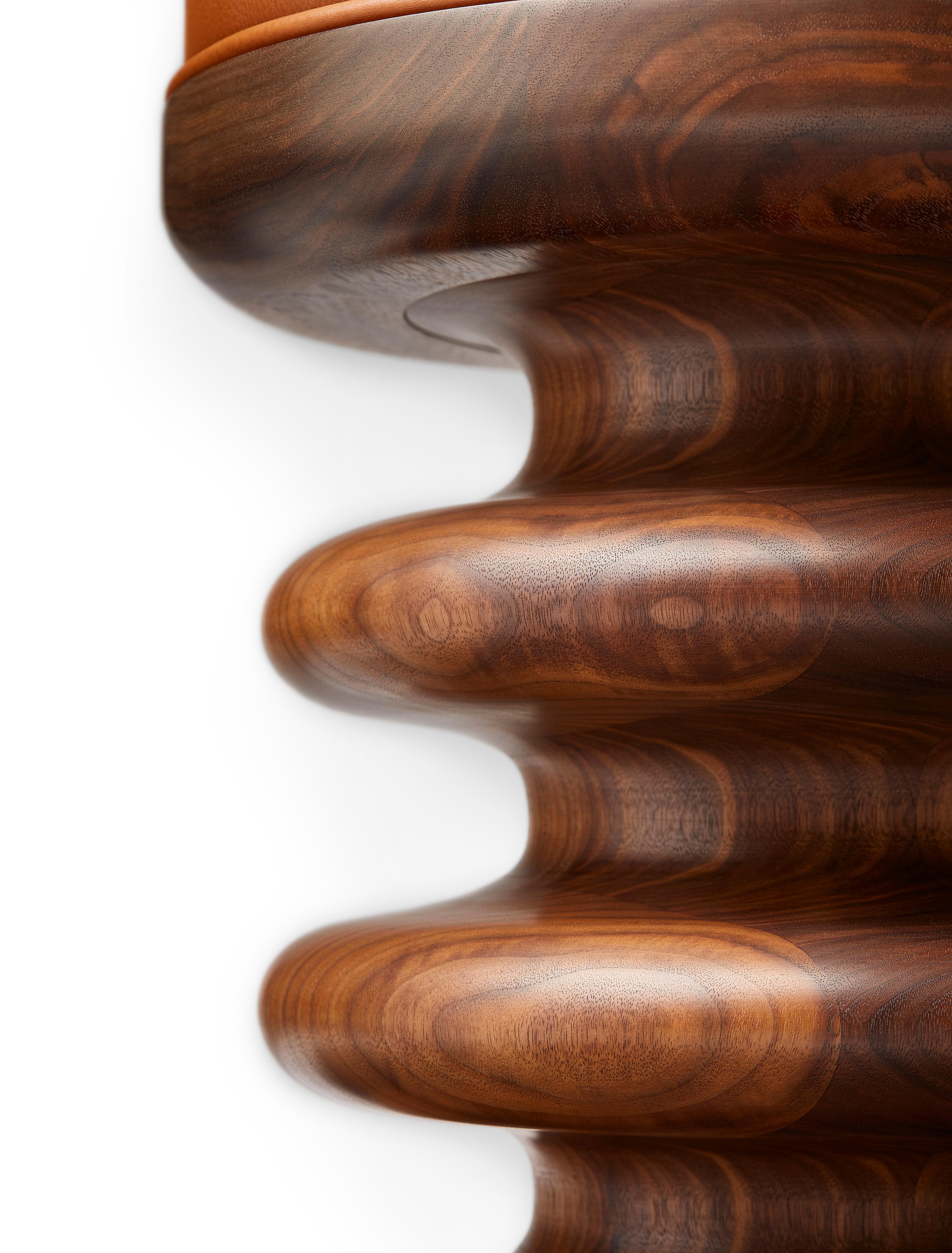 Contemporary Vertere Hocker aus geöltem Nussbaum mit weißem Lederpad (Geölt) im Angebot