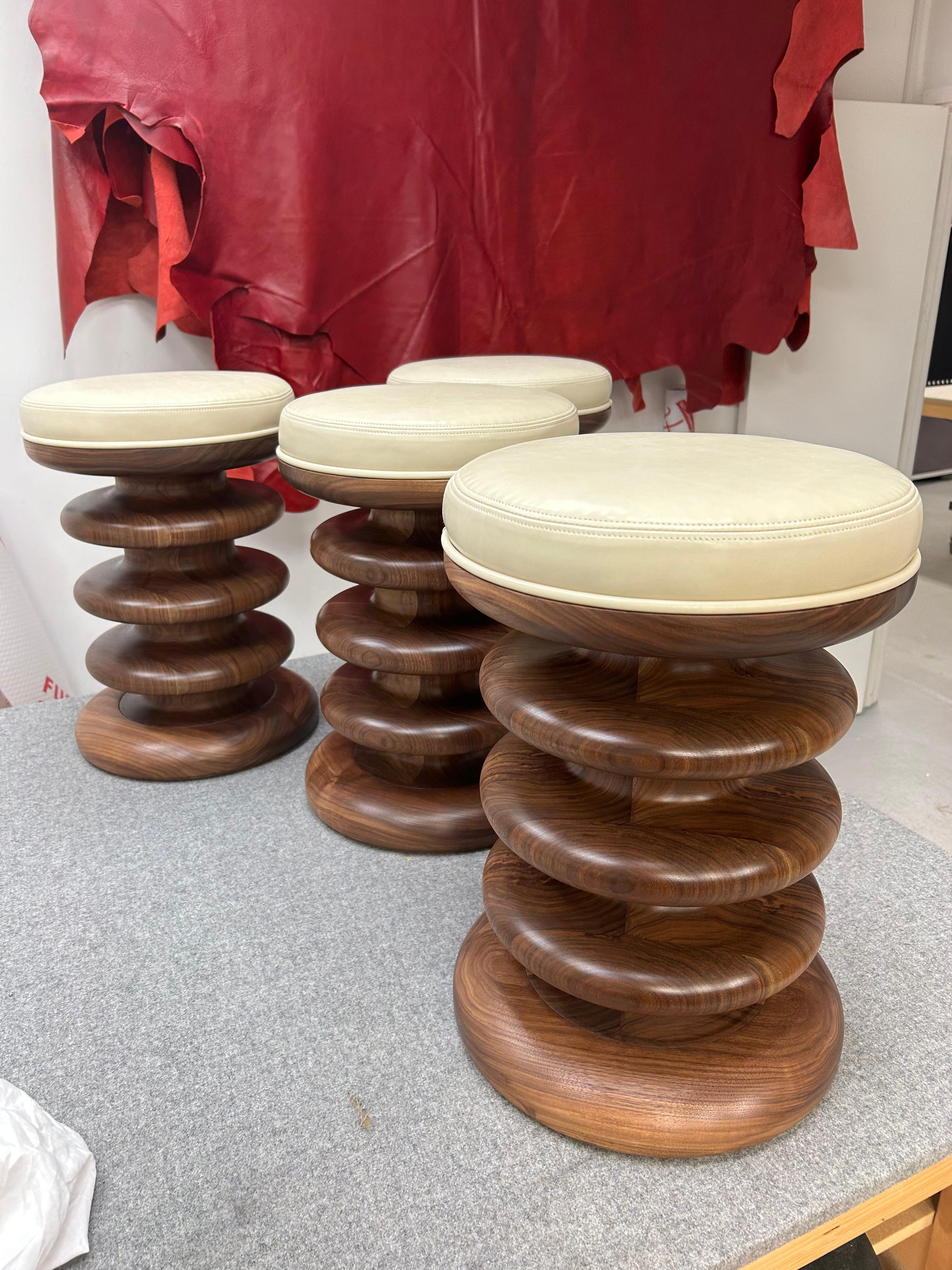 Contemporary Vertere Hocker aus geöltem Nussbaum mit weißem Lederpad (21. Jahrhundert und zeitgenössisch) im Angebot