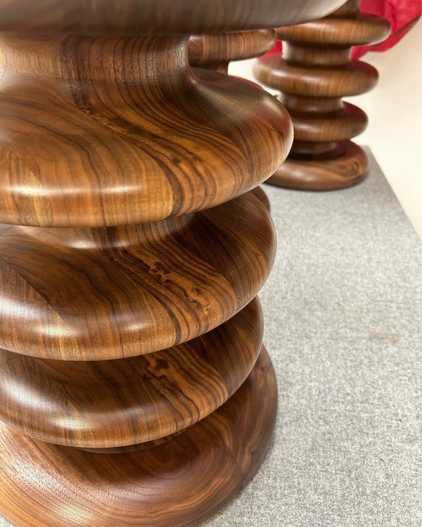 Contemporary Vertere Hocker aus geöltem Nussbaum mit weißem Lederpad (Walnuss) im Angebot