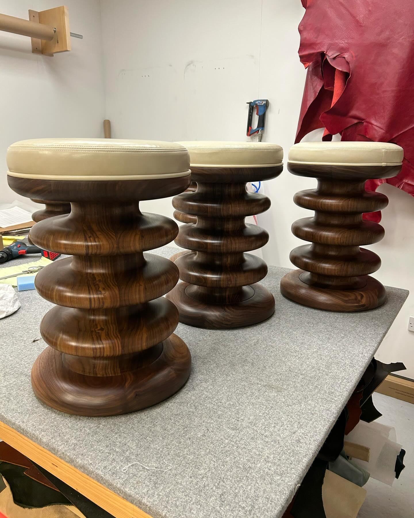 Contemporary Vertere Hocker aus geöltem Nussbaum mit weißem Lederpad im Angebot 1