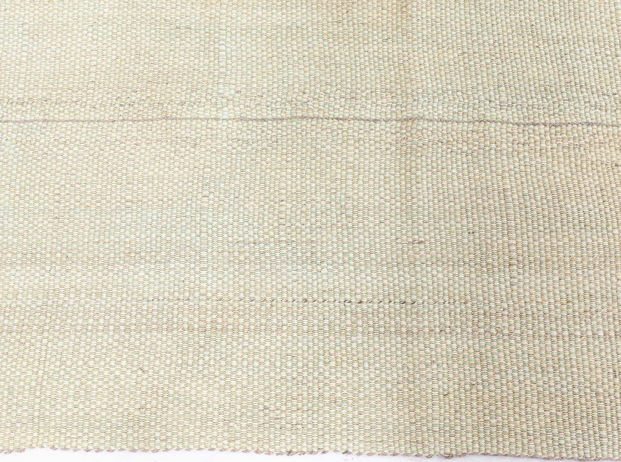 Contemporary Very Light Green Flat Weave Rug von Doris Leslie Blau
Größe: 9'1