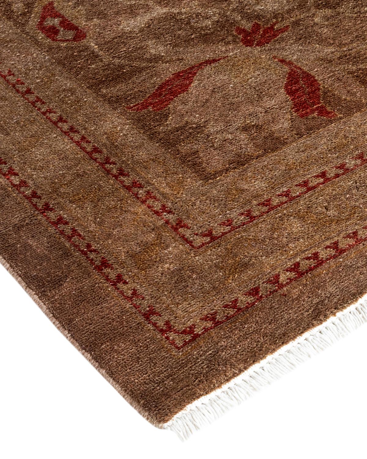 Las alfombras Vibrance son la personificación de lo clásico con un toque especial: motivos tradicionales teñidos de colores brillantes. Cada alfombra anudada a mano se lava con un tinte botánico 100% natural que revela matices ocultos en los