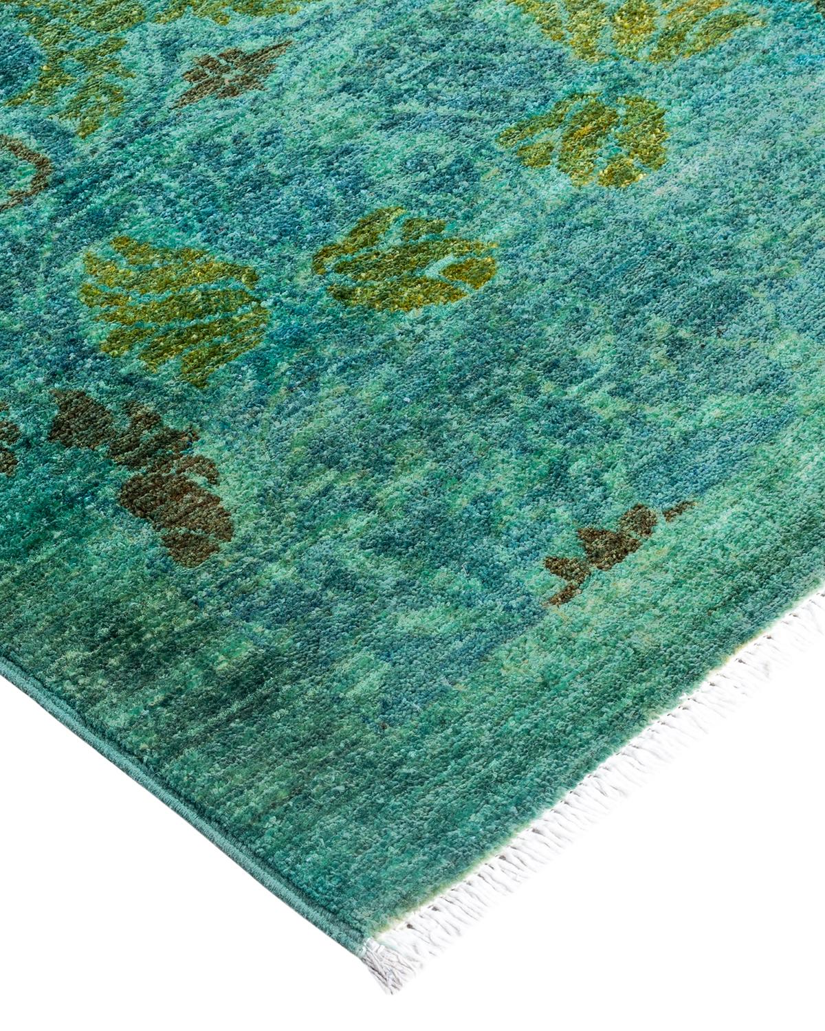 Las alfombras Vibrance son la personificación de lo clásico con un toque especial: motivos tradicionales teñidos de colores brillantes. Cada alfombra anudada a mano se lava con un tinte botánico 100% natural que revela matices ocultos en los
