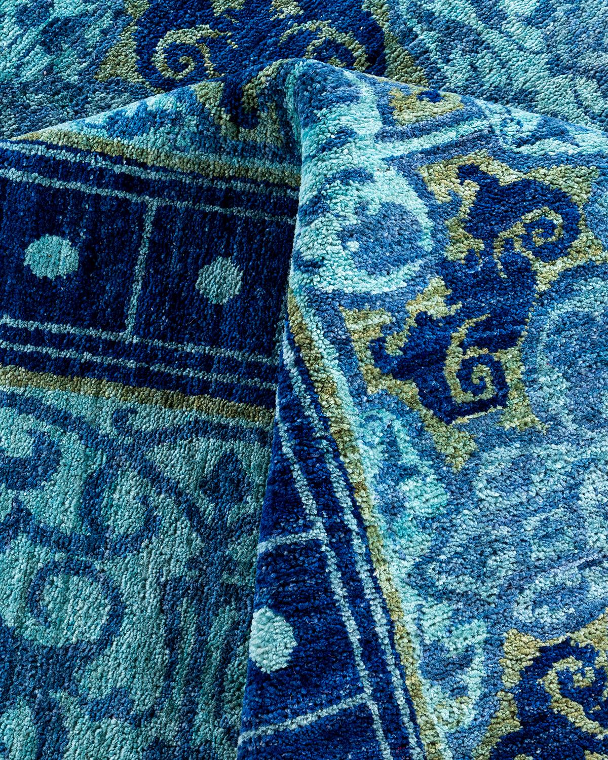 Contemporary Vibrance Hand Knotted Wool Blue Area Rug im Angebot 1