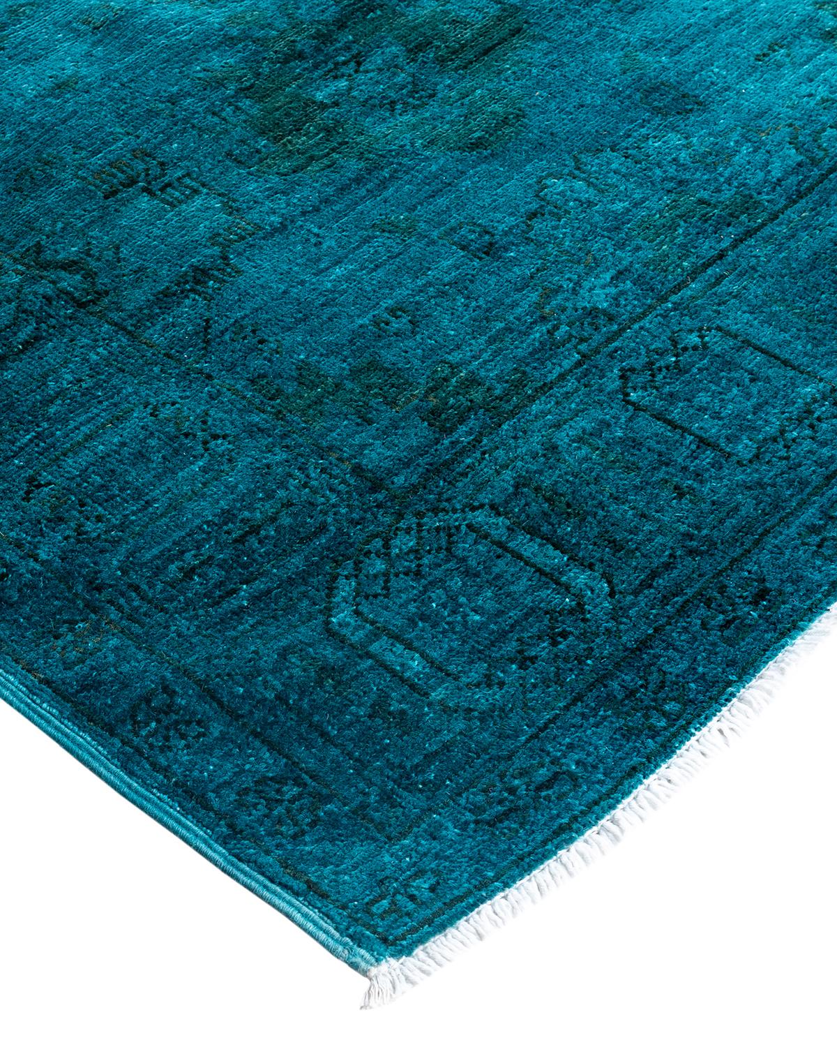 Les tapis Vibrance incarnent le classique avec une touche d'originalité : des motifs traditionnels surteints dans des couleurs éclatantes. Chaque tapis noué à la main est lavé dans une teinture botanique 100 % naturelle qui révèle les nuances