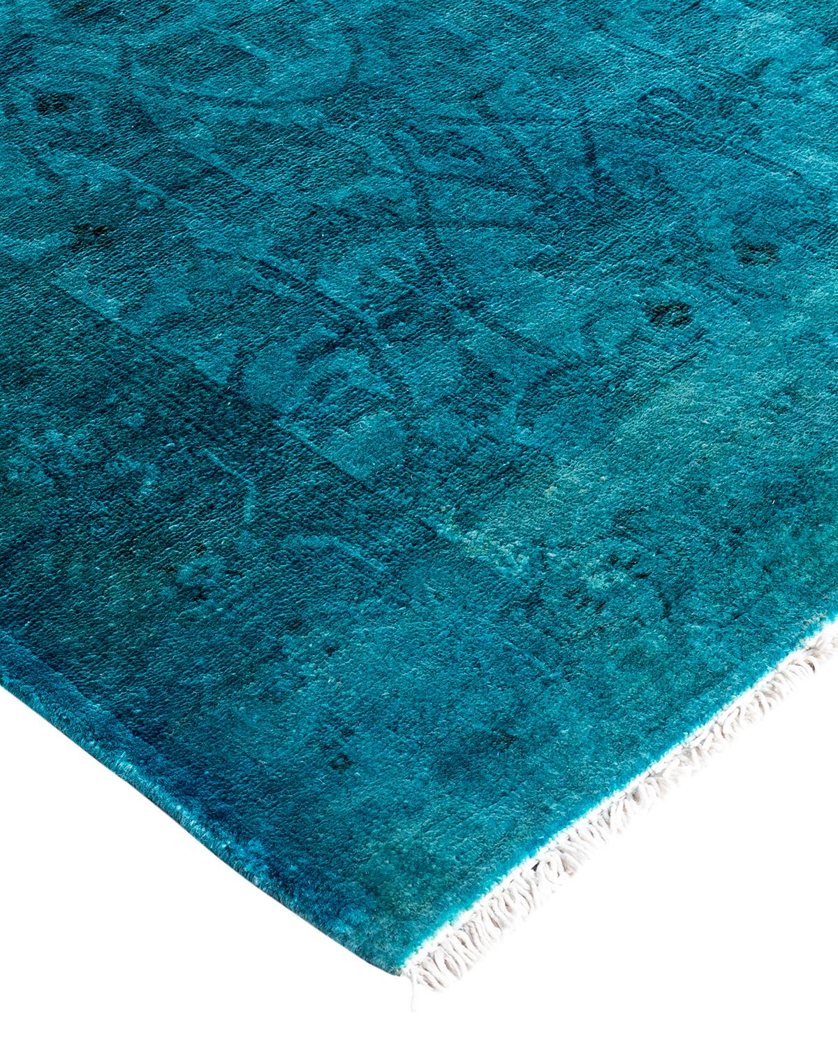 Las alfombras Vibrance son la personificación de lo clásico con un toque especial: motivos tradicionales teñidos de colores brillantes. Cada alfombra anudada a mano se lava con un tinte botánico 100% natural que revela matices ocultos en los
