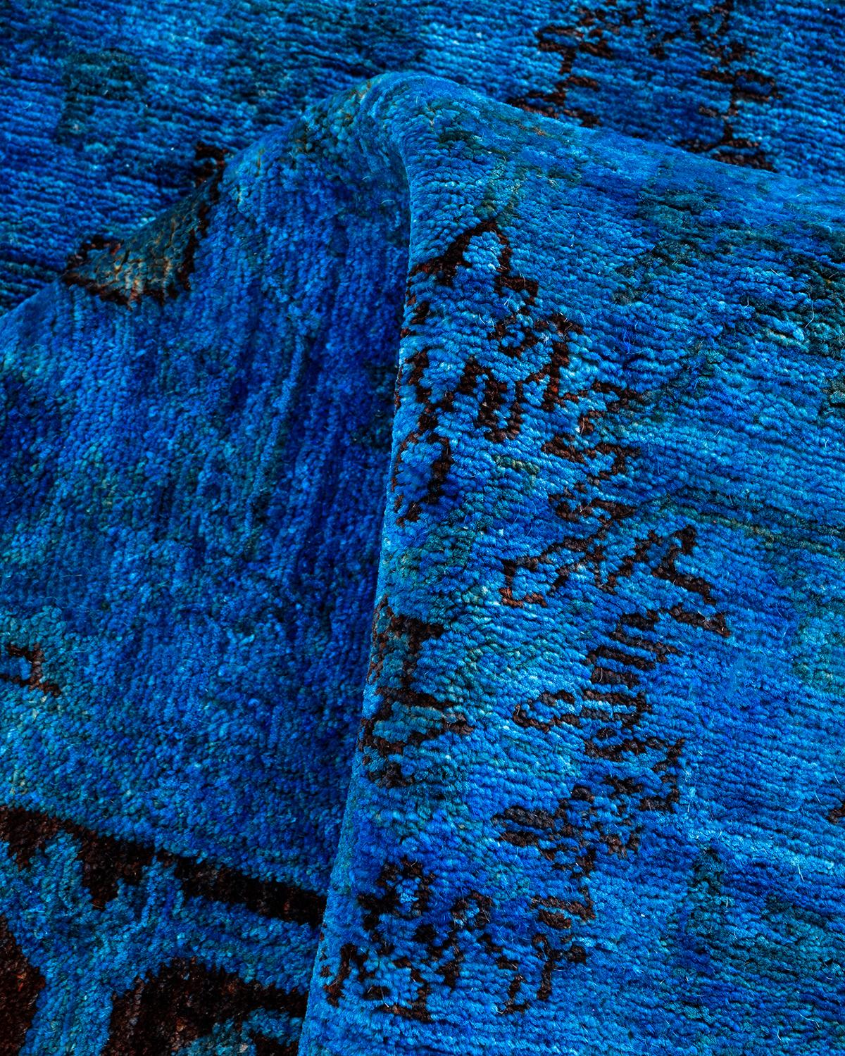 Contemporary Vibrance Handgeknüpfter Läufer aus blauer Wolle im Angebot 1