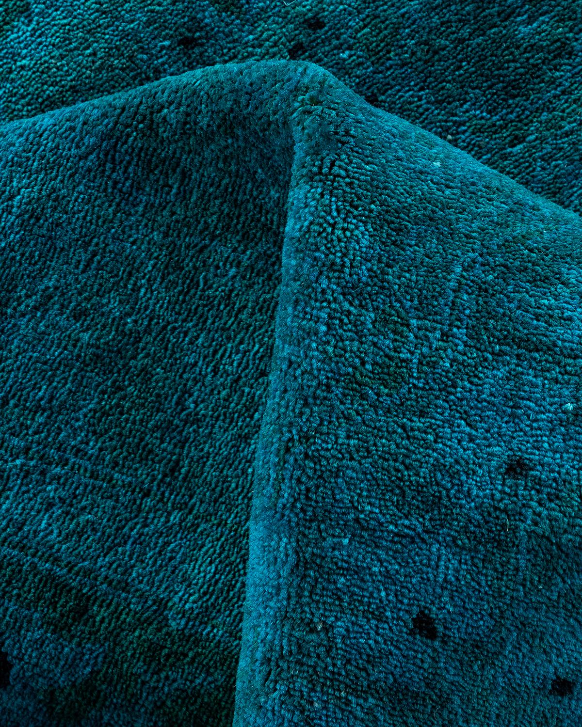 Contemporary Vibrance Tappeto quadrato in lana annodato a mano di colore blu in vendita 1