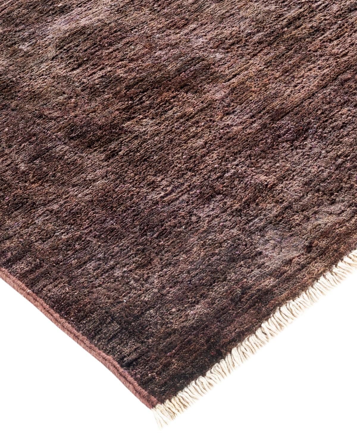 Las alfombras Vibrance son la personificación de lo clásico con un toque especial: motivos tradicionales teñidos de colores brillantes. Cada alfombra anudada a mano se lava con un tinte botánico 100% natural que revela matices ocultos en los