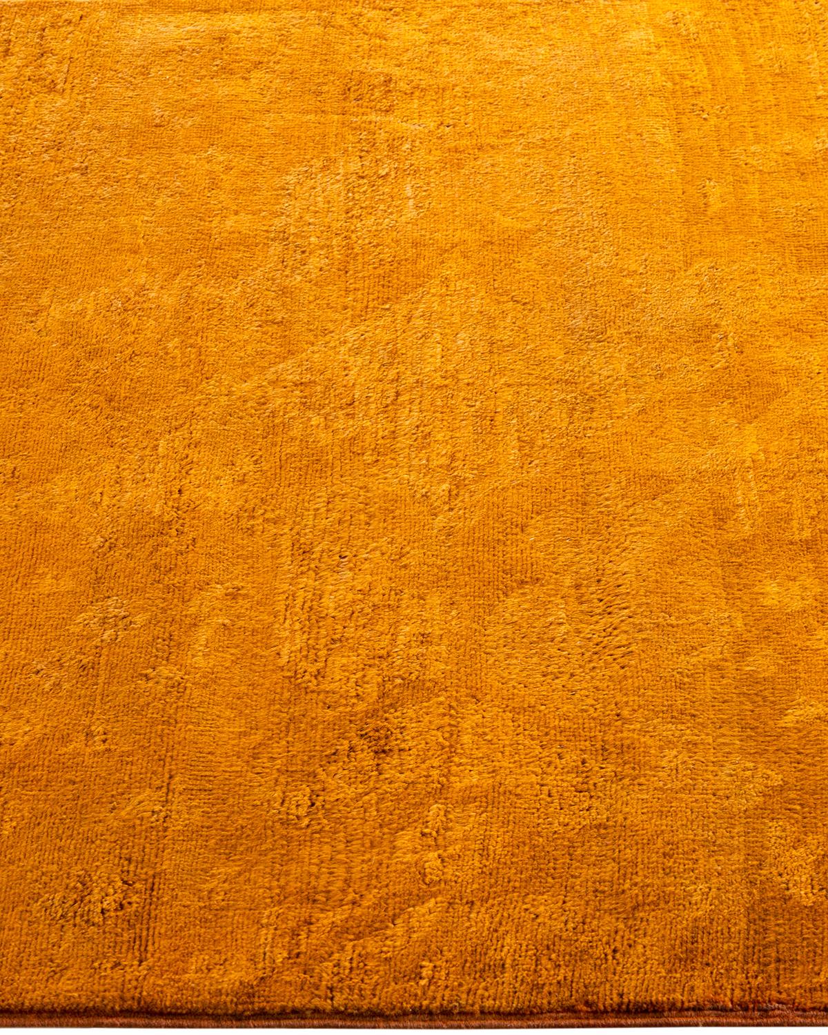 Contemporary Vibrance Hand Knotted Wool Gold Area Rug In New Condition For Sale In Norwalk, CT