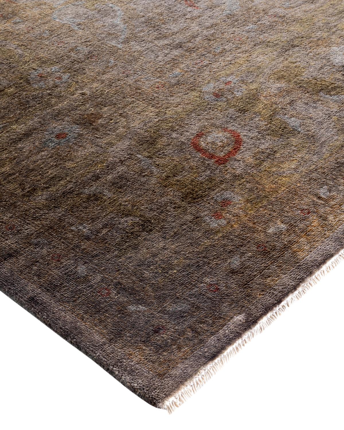 Les tapis Vibrance incarnent le classique avec une touche d'originalité : des motifs traditionnels surteints dans des couleurs éclatantes. Chaque tapis noué à la main est lavé dans une teinture botanique 100 % naturelle qui révèle les nuances
