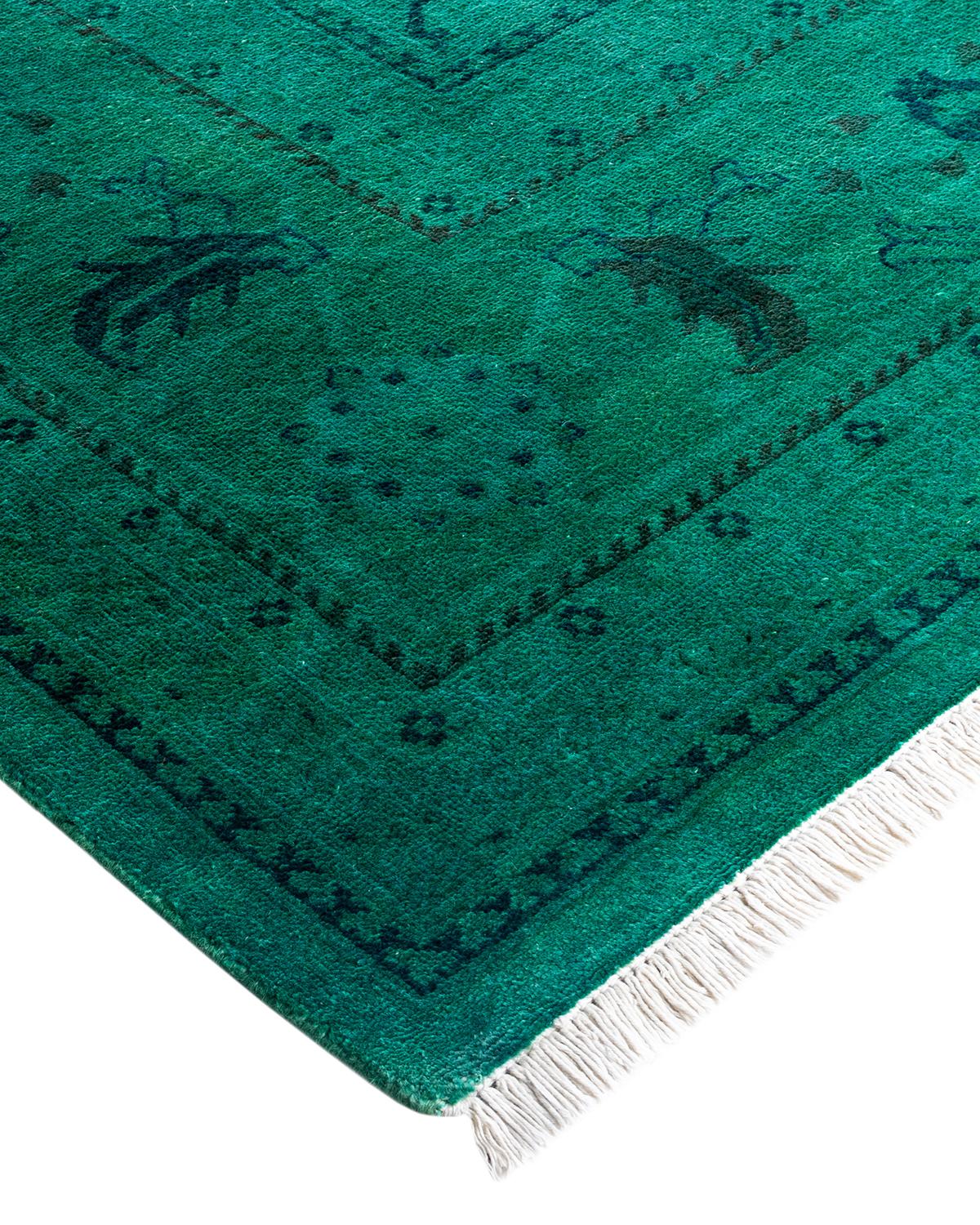 Las alfombras Vibrance son la personificación de lo clásico con un toque especial: motivos tradicionales teñidos de colores brillantes. Cada alfombra anudada a mano se lava con un tinte botánico 100% natural que revela matices ocultos en los