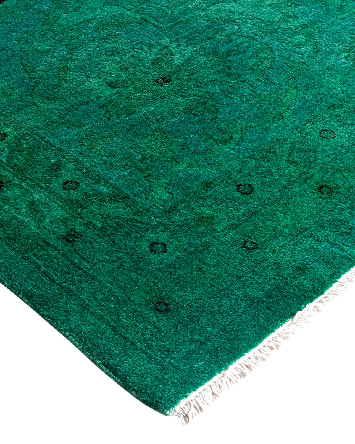 Las alfombras Vibrance son la personificación de lo clásico con un toque especial: motivos tradicionales teñidos de colores brillantes. Cada alfombra anudada a mano se lava con un tinte botánico 100% natural que revela matices ocultos en los