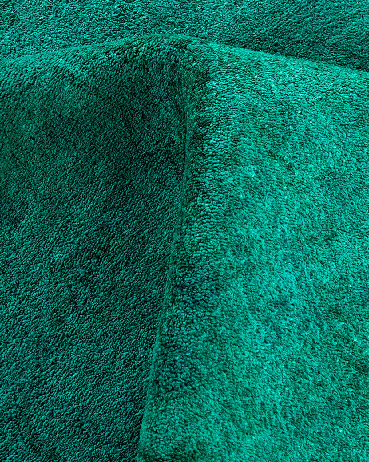 Contemporary Vibrance Handgeknüpfter Wollteppich Grün im Angebot 1
