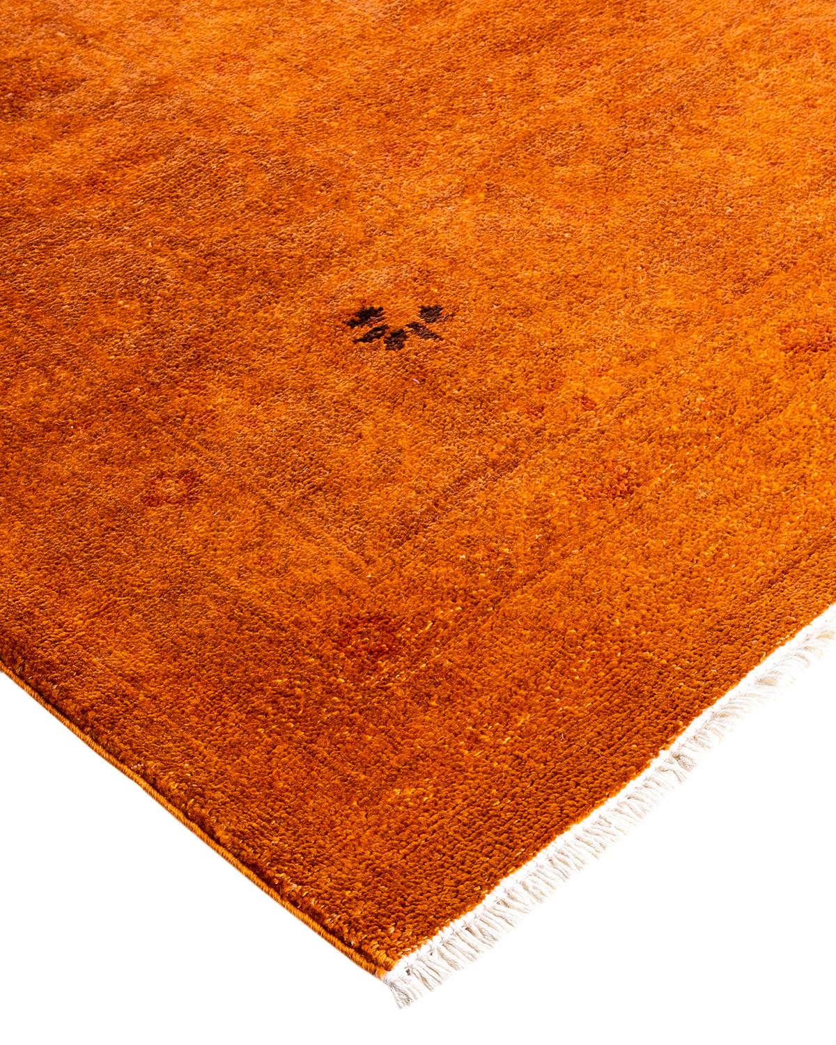Las alfombras Vibrance son la personificación de lo clásico con un toque especial: motivos tradicionales teñidos de colores brillantes. Cada alfombra anudada a mano se lava con un tinte botánico 100% natural que revela matices ocultos en los