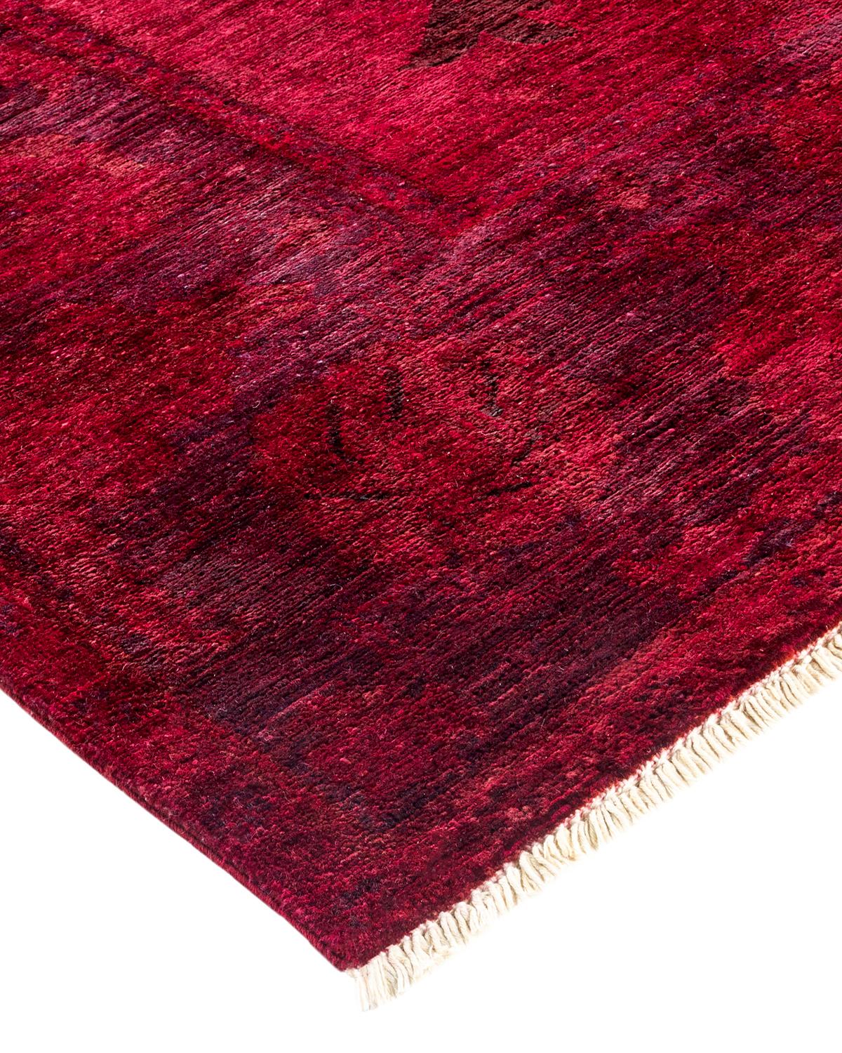 Les tapis Vibrance incarnent le classique avec une touche d'originalité : des motifs traditionnels surteints dans des couleurs éclatantes. Chaque tapis noué à la main est lavé dans une teinture botanique 100 % naturelle qui révèle les nuances