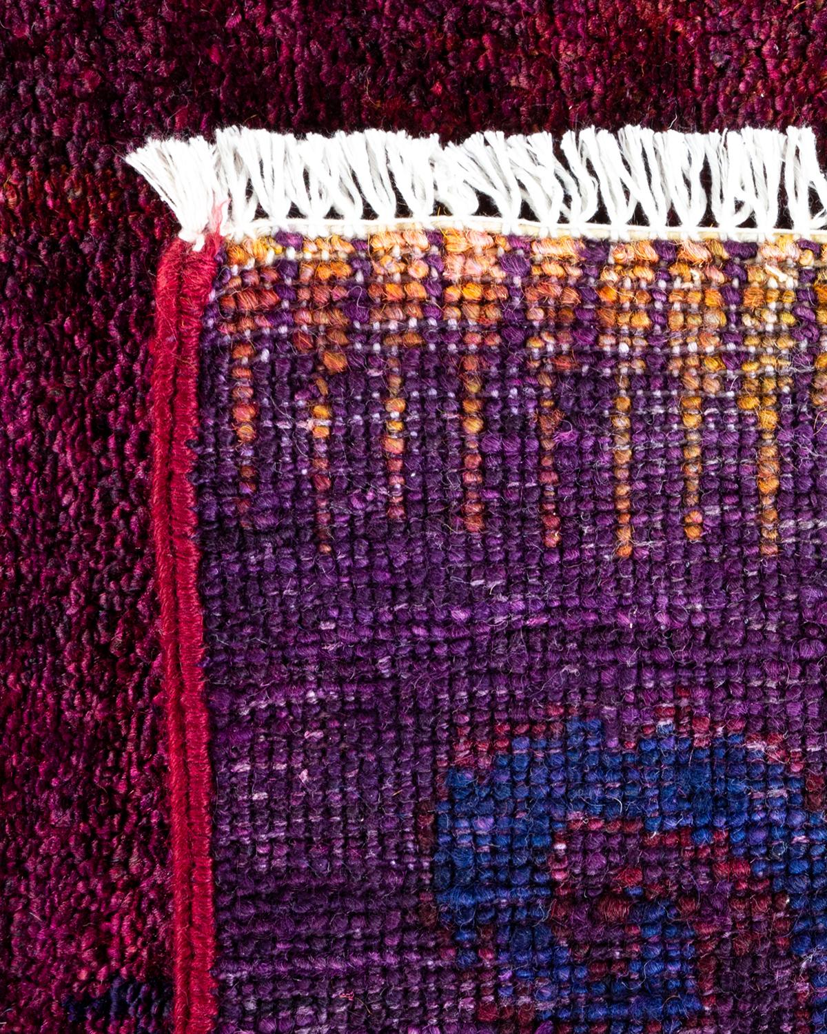 XXIe siècle et contemporain Tapis Contemporary Vibrance en laine nouée à la main pourpre en vente