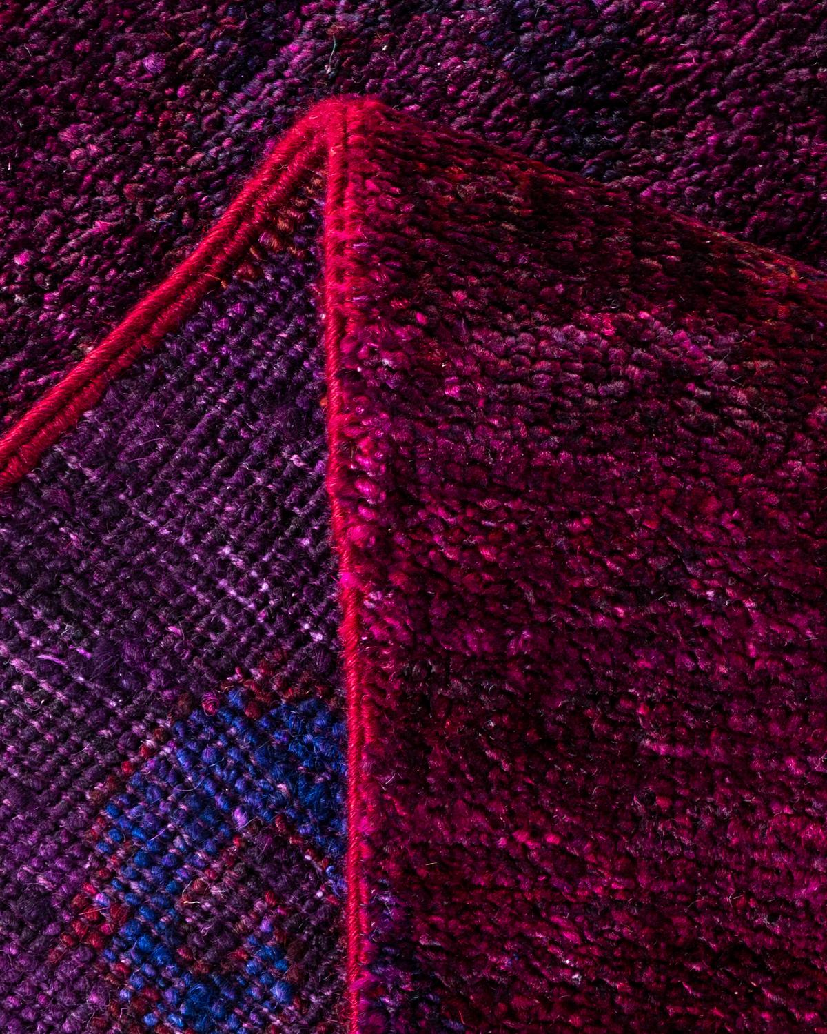 Laine Tapis Contemporary Vibrance en laine nouée à la main pourpre en vente