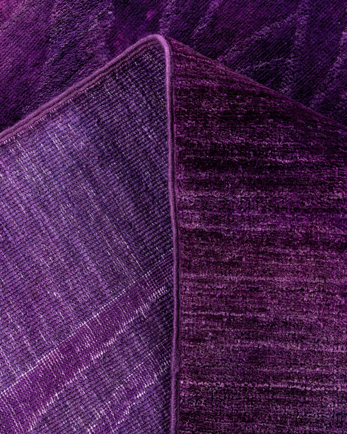 Contemporary Vibrance Hand Knotted Wool Purple Area Rug  (Wolle) im Angebot