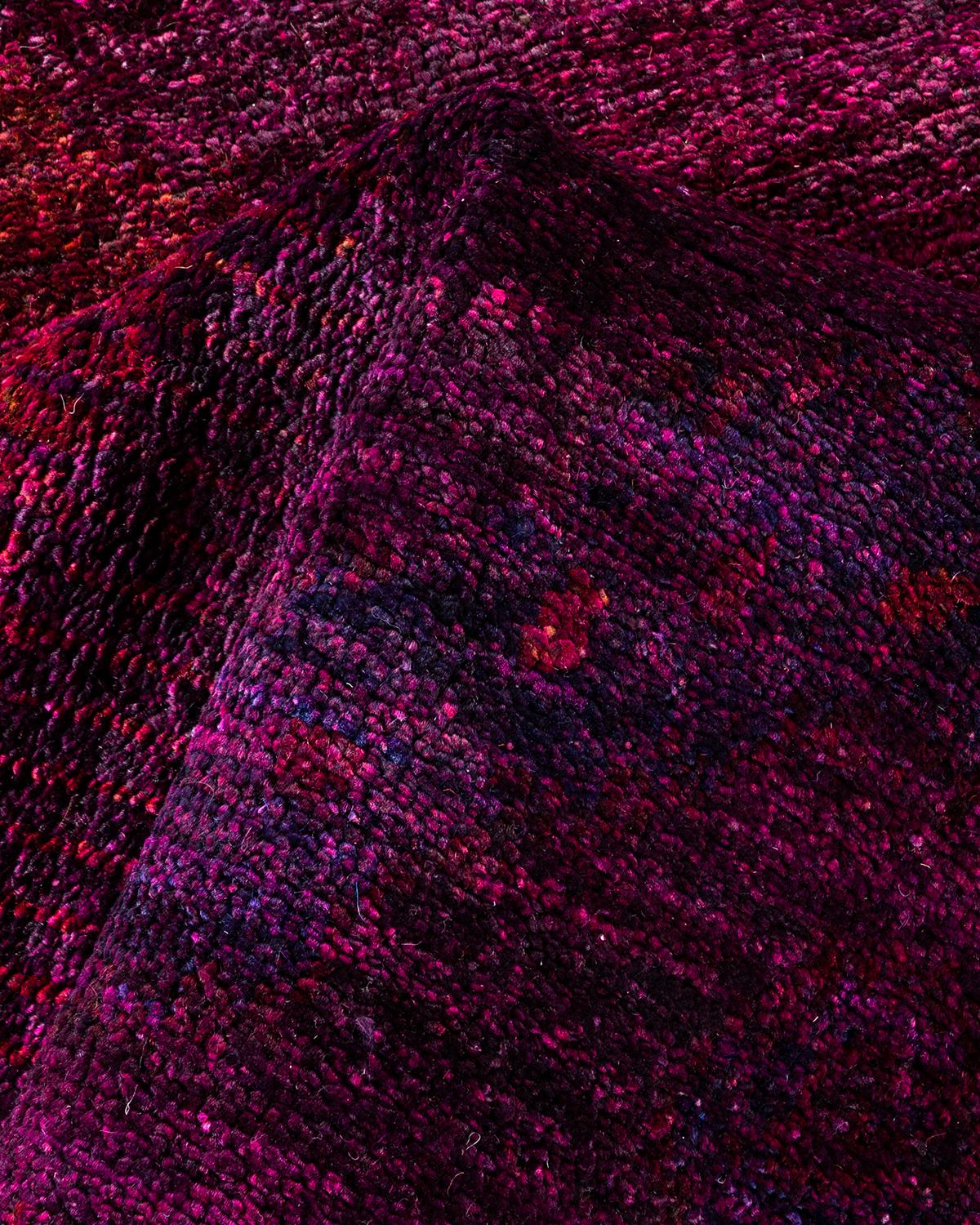 Tapis Contemporary Vibrance en laine nouée à la main pourpre en vente 1