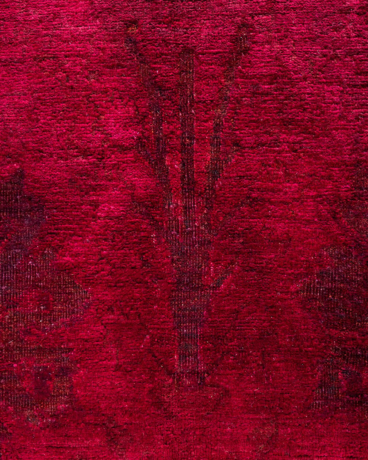 Contemporary Vibrance Handgeknüpfter Wollteppich in Rot  (Pakistanisch) im Angebot