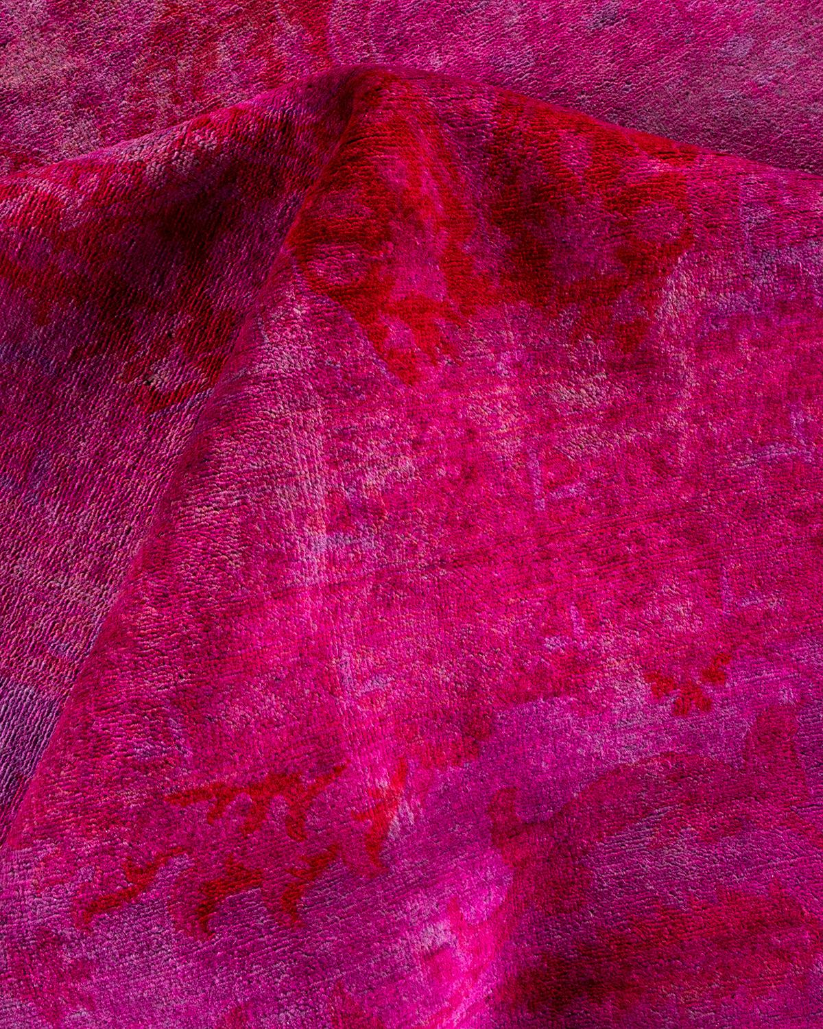 Contemporary Vibrance Handgeknüpfter Wollteppich in Rot im Angebot 1
