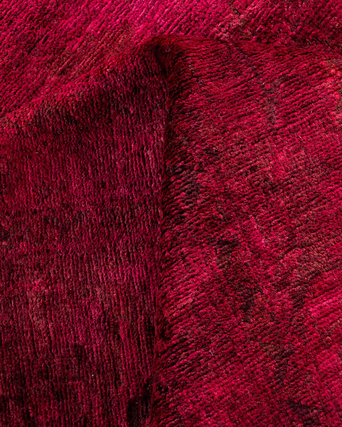Contemporary Vibrance Handgeknüpfter Wollteppich in Rot  im Angebot 1