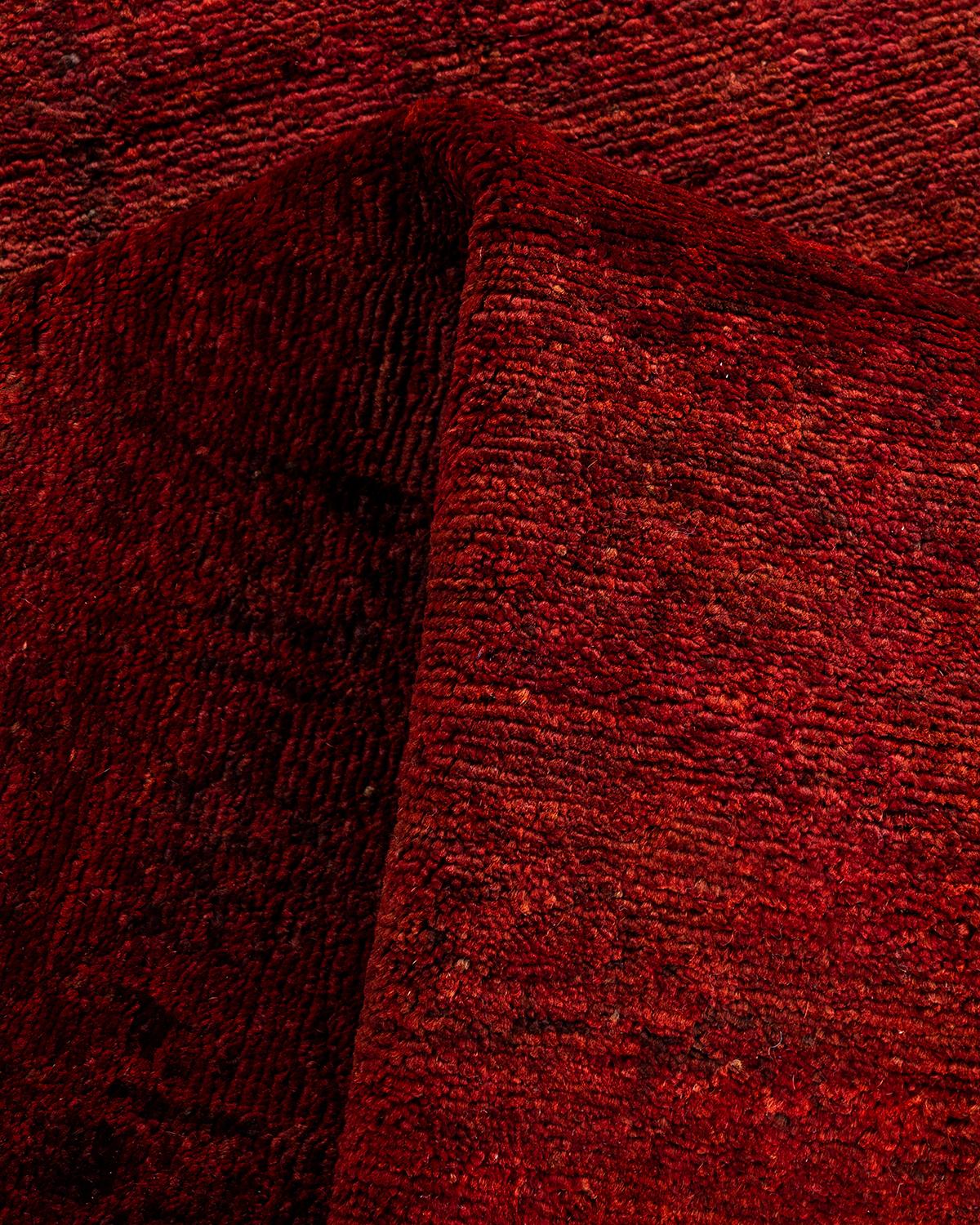 Contemporary Vibrance Handgeknüpfter Läufer aus roter Wolle im Angebot 2
