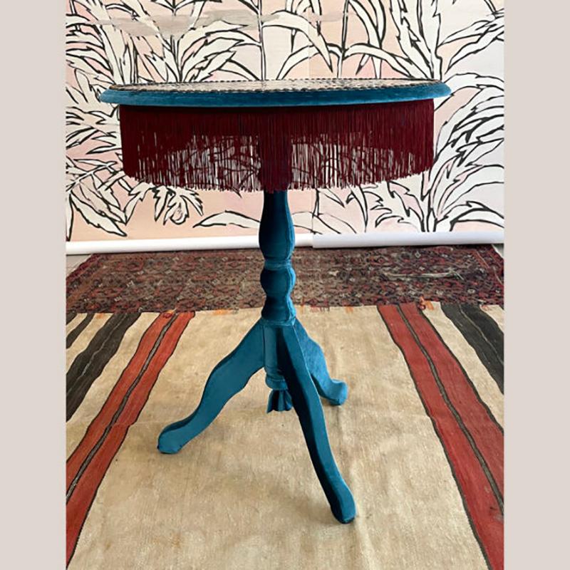 Moderne Table basse vintage contemporaine Jokes en bois et velours TEAL & MARROON Animalier en vente