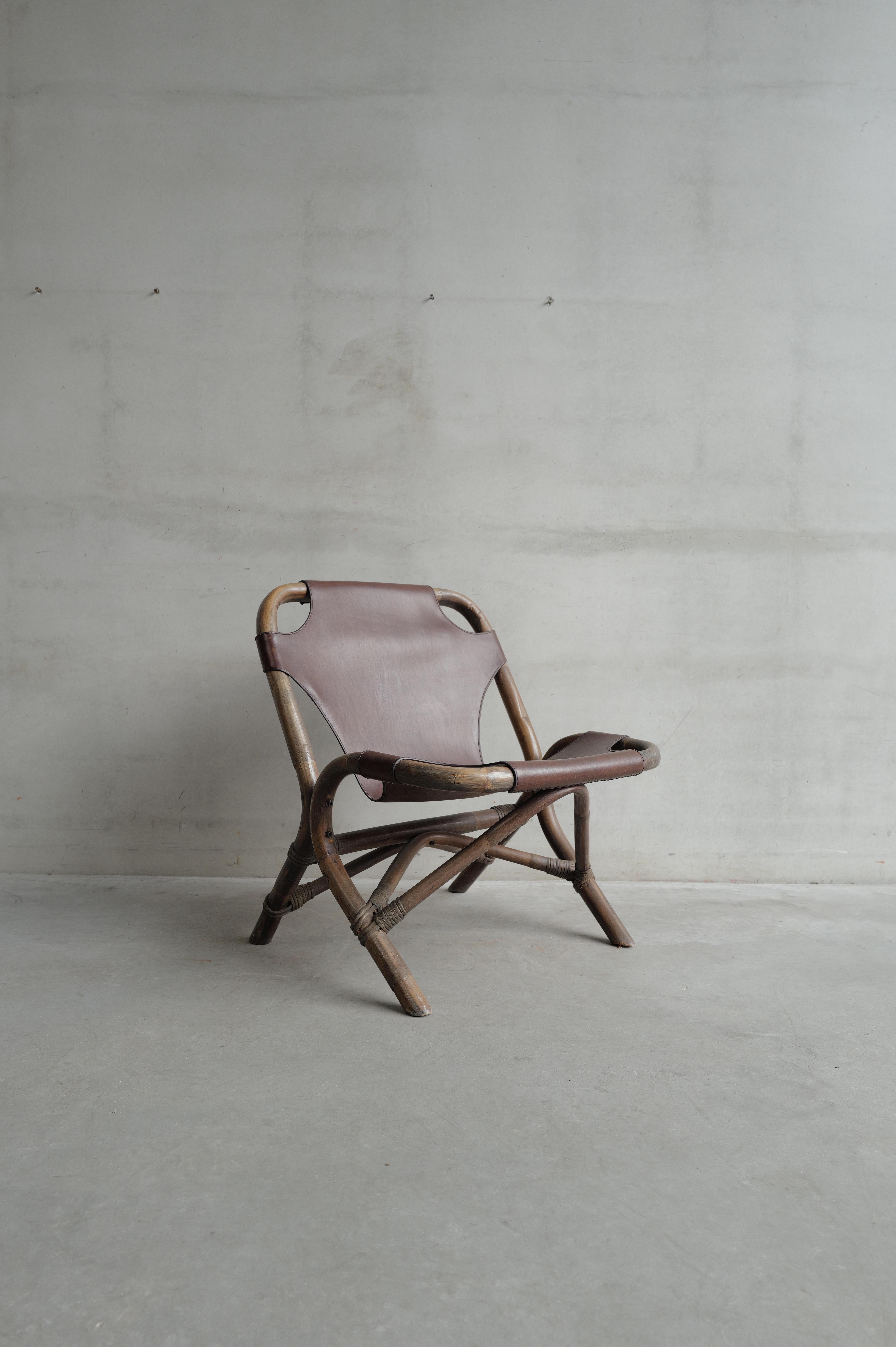 Chaise longue vintage contemporaine en bambou et cuir marron, pliable. 