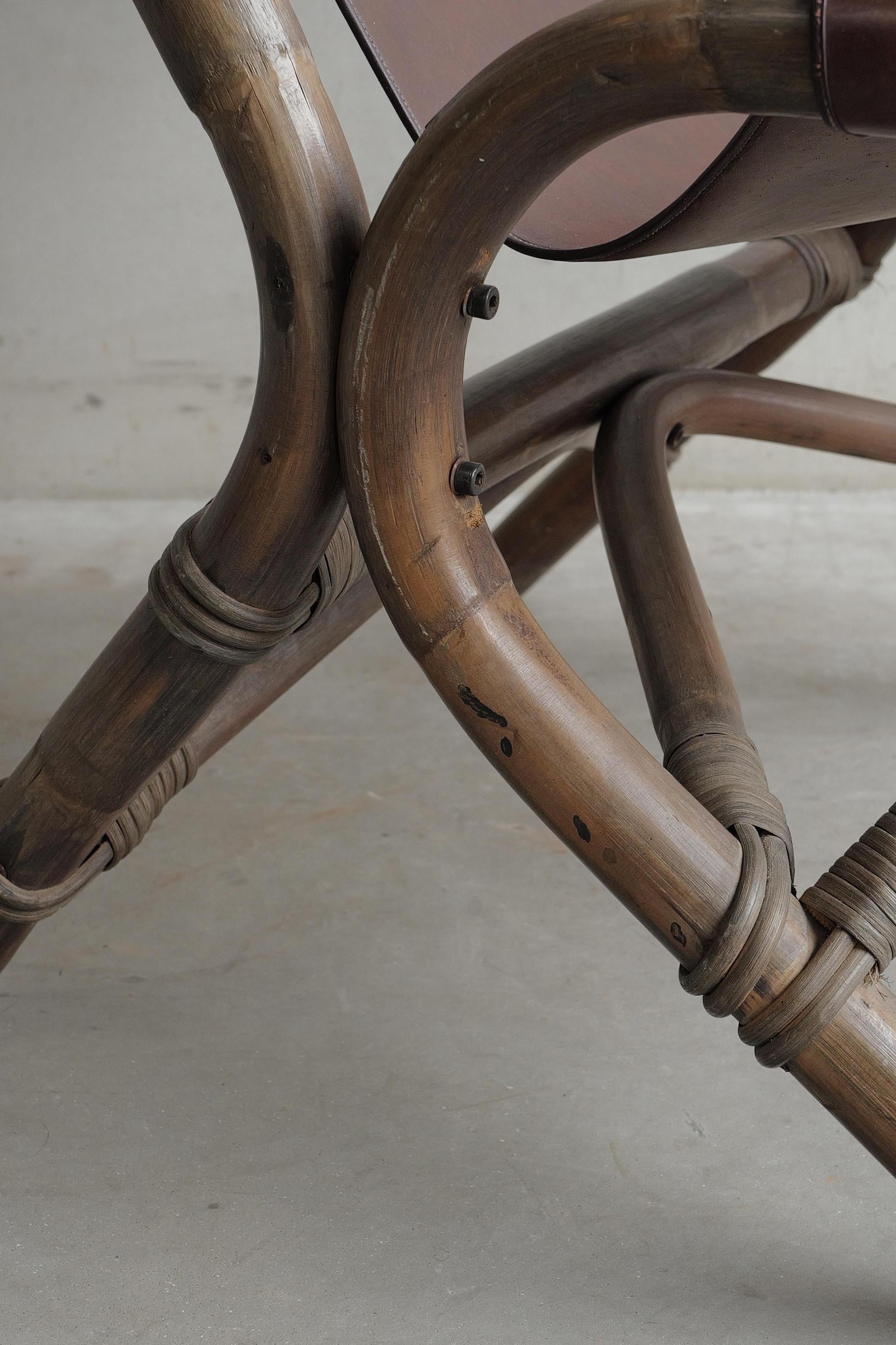 Européen Chaise longue vintage contemporaine en bambou et cuir marron en vente